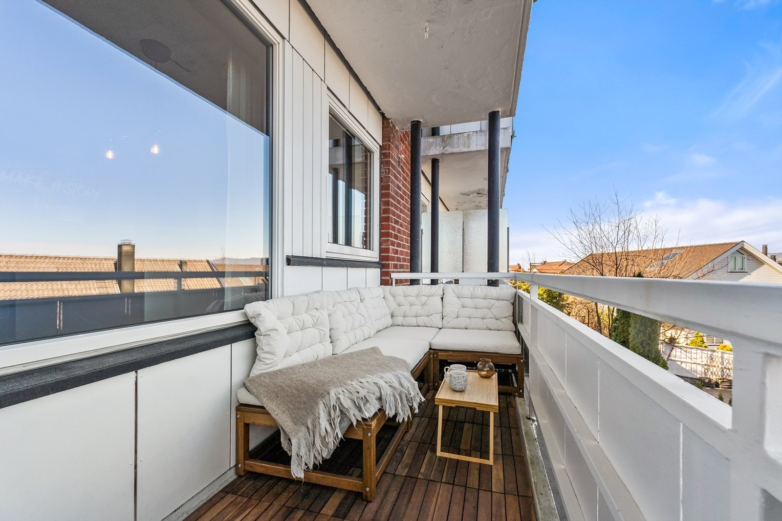 Stor nordvendt balkong med utsikt utover hele byen. Galleribilde