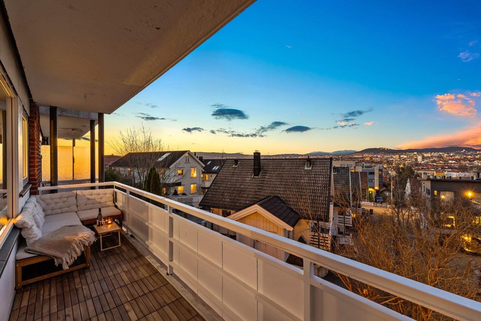 Balkongen har en flott 180 graders utsikt utover byen med åsene bak. Galleribilde