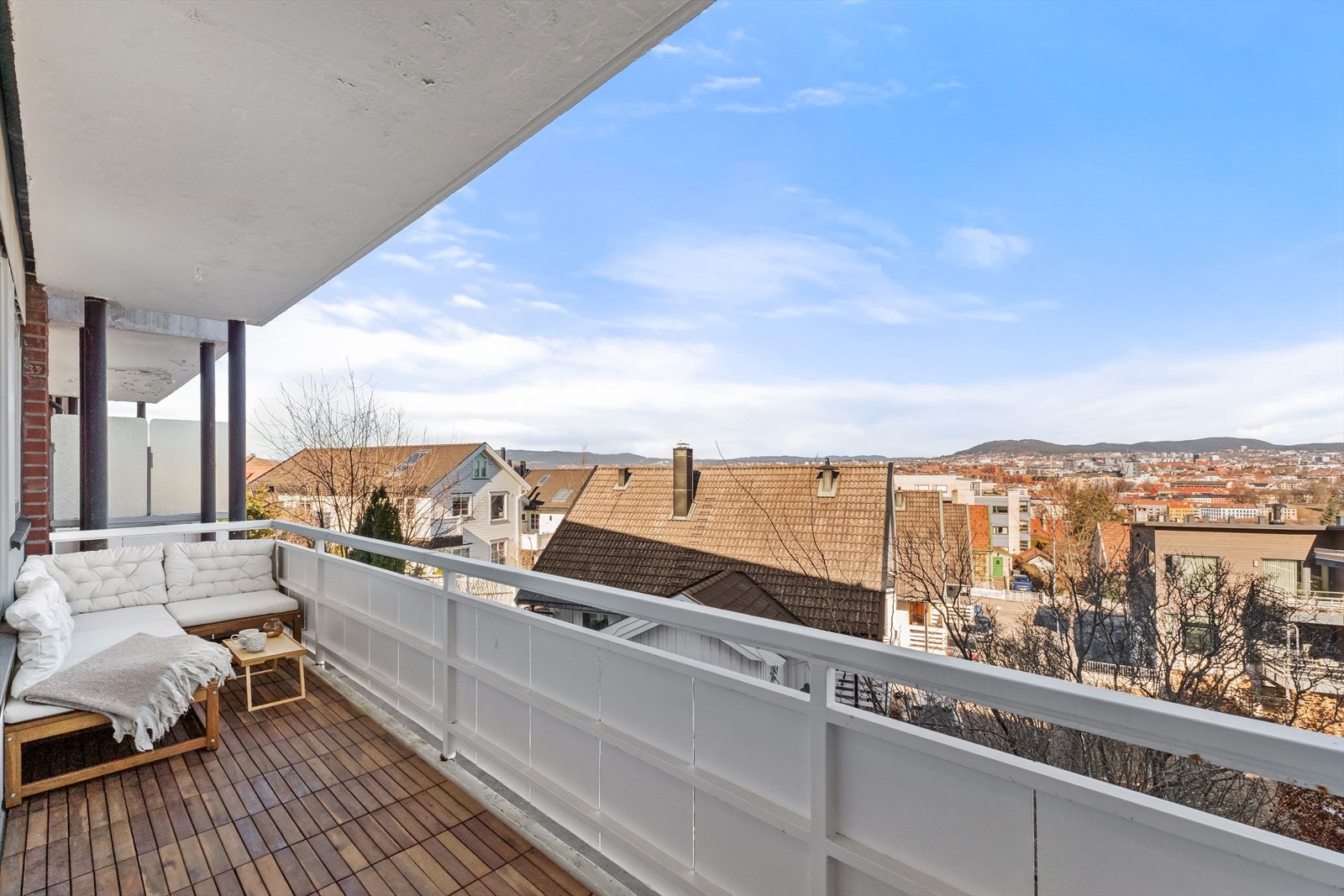 Balkongen er meget romslig med plass til diverse utemøblement. Galleribilde