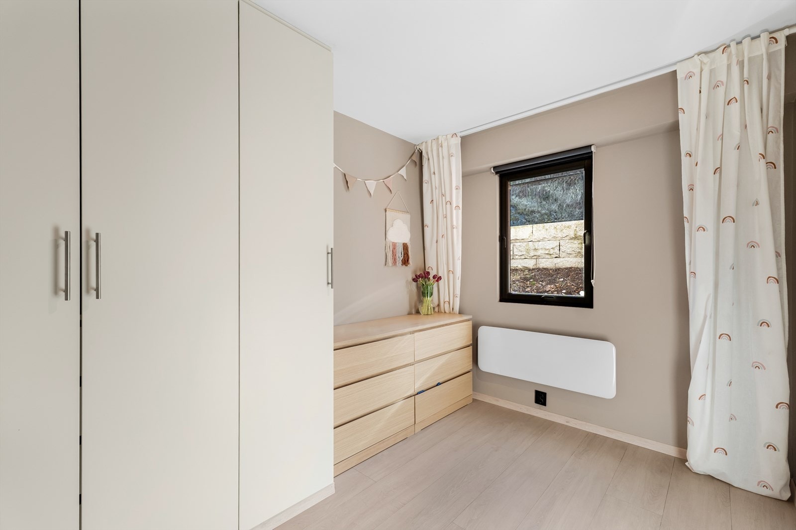 Soverom II er av god størrelse også her har man plass til dobbeltseng, garderobeskap og øvrig møblement. Galleribilde