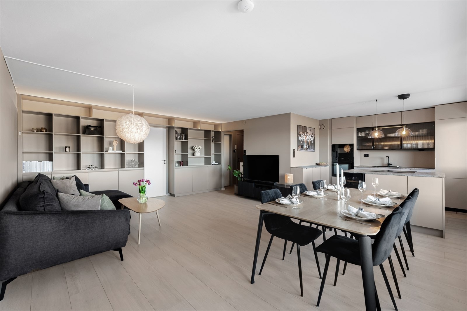 I stuen er det god plass til stor sofa med tilhørende medie- og oppbevaringsmøblement samt romslig spisebord. Galleribilde