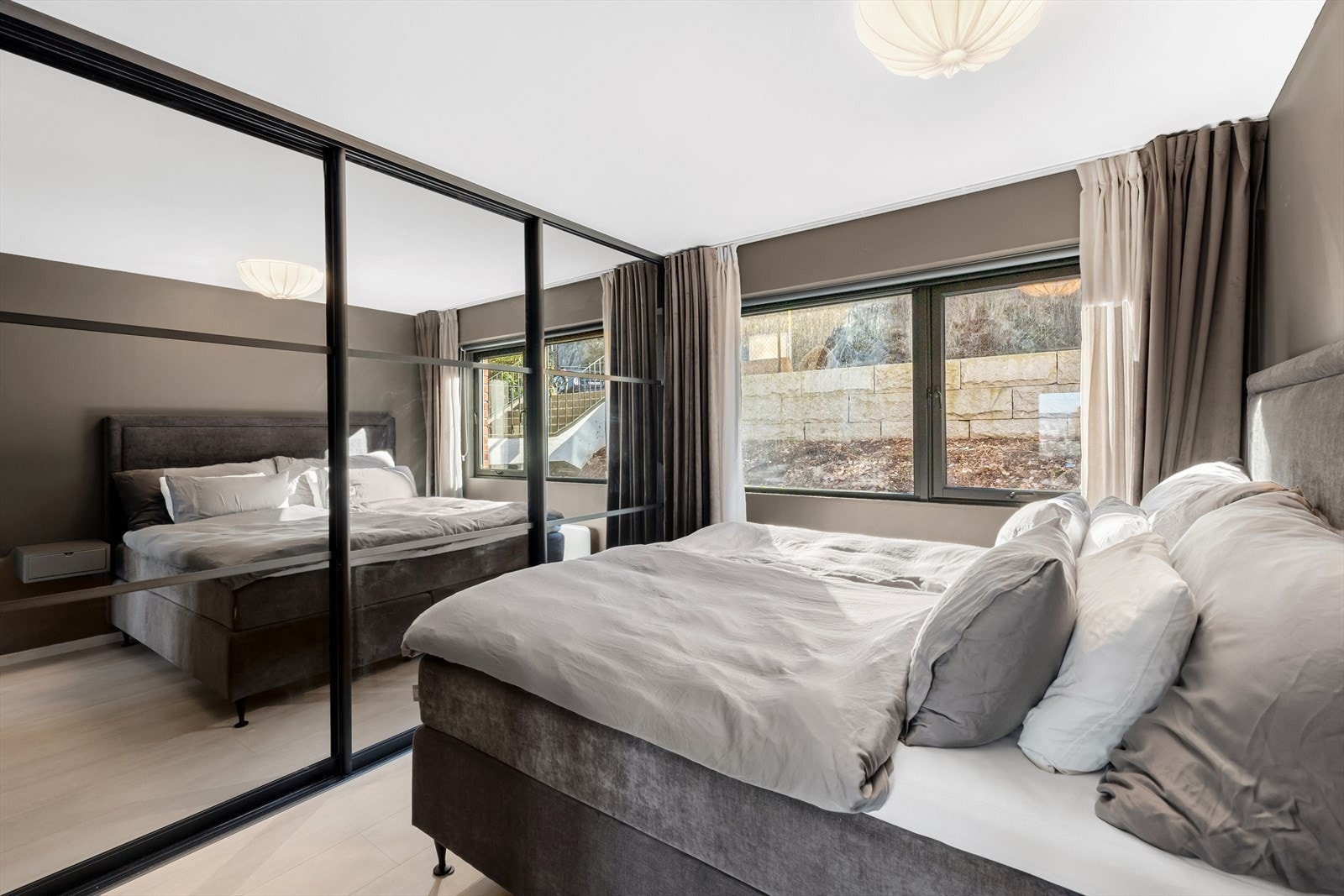 Tilhørende hovedsoverommet er det et stort garderobeskap som medfølger salget. Galleribilde