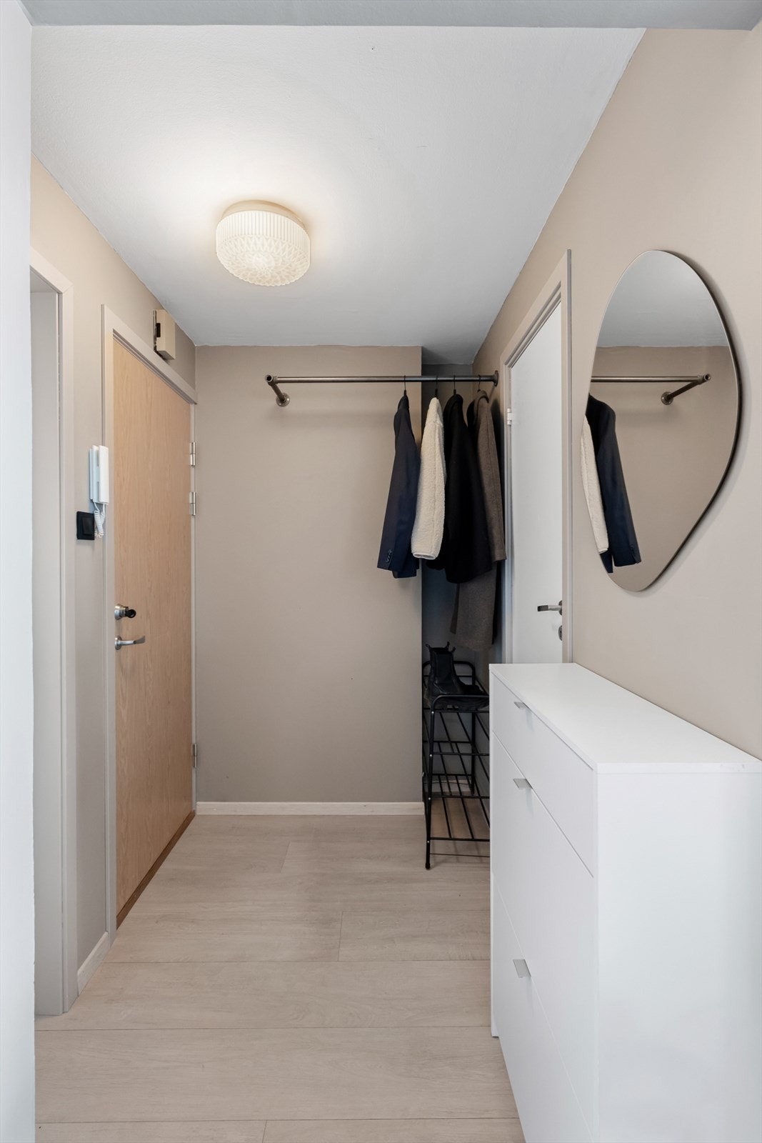 Entréen har god plass til diverse møblement. Det er godt med lagringsplass og oppbevaringsmuligheter i hele leiligheten. Dørcalling. Galleribilde