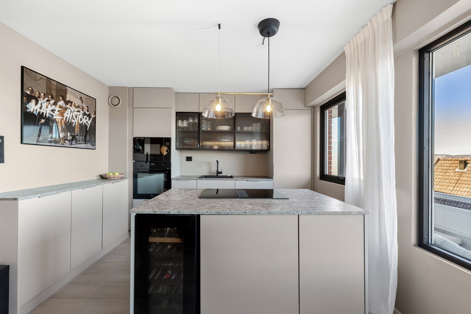 Kjøkkeninnredningen har glatte fronter med stekeovn, mikro, platetopp, kjøl/frys, vinskap og oppvaskmaskin alt integrert i innredningen. Galleribilde