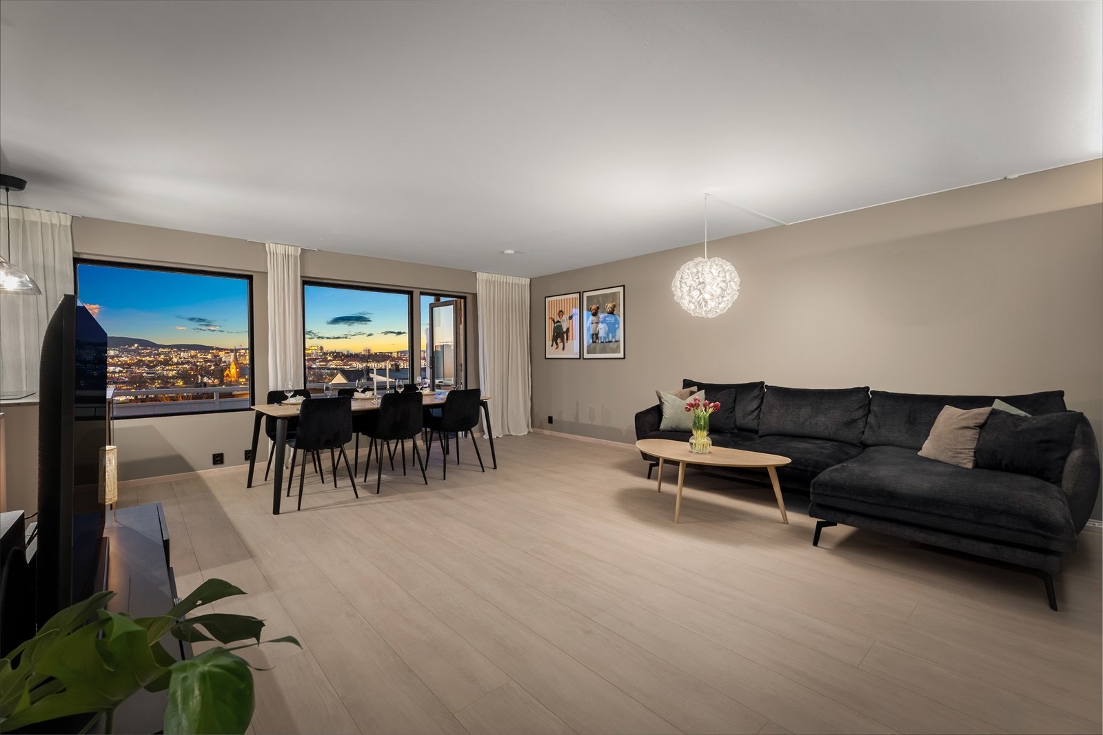 Det er flere soner i stuen for maksimal utnyttelse av plassen. Fint samspill mellom interiør, fargevalg og uttrykk gjennomgående i hele boligen. Galleribilde