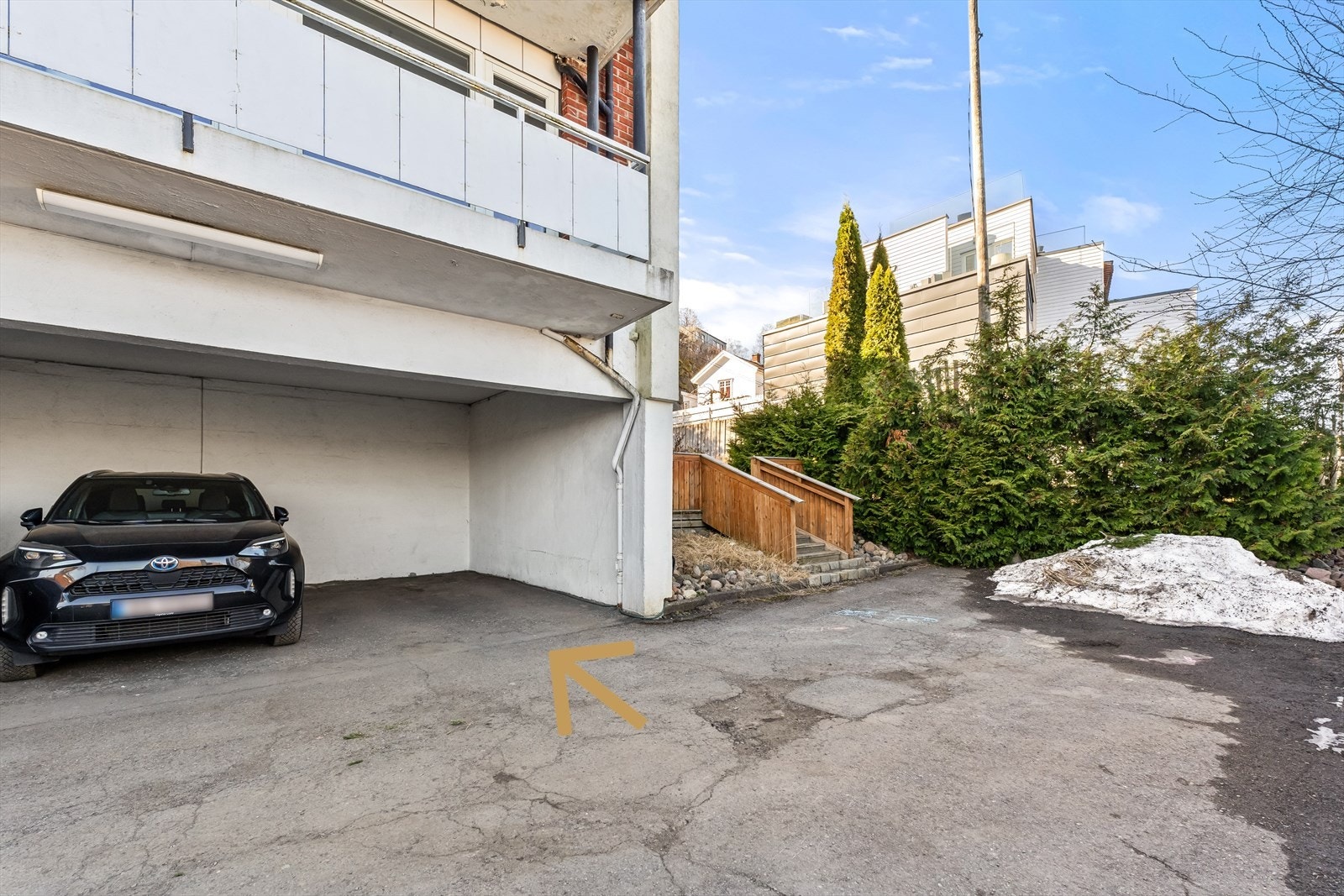 Leiligheten disponerer en biloppstillingsplass i carport markert med pil. Galleribilde
