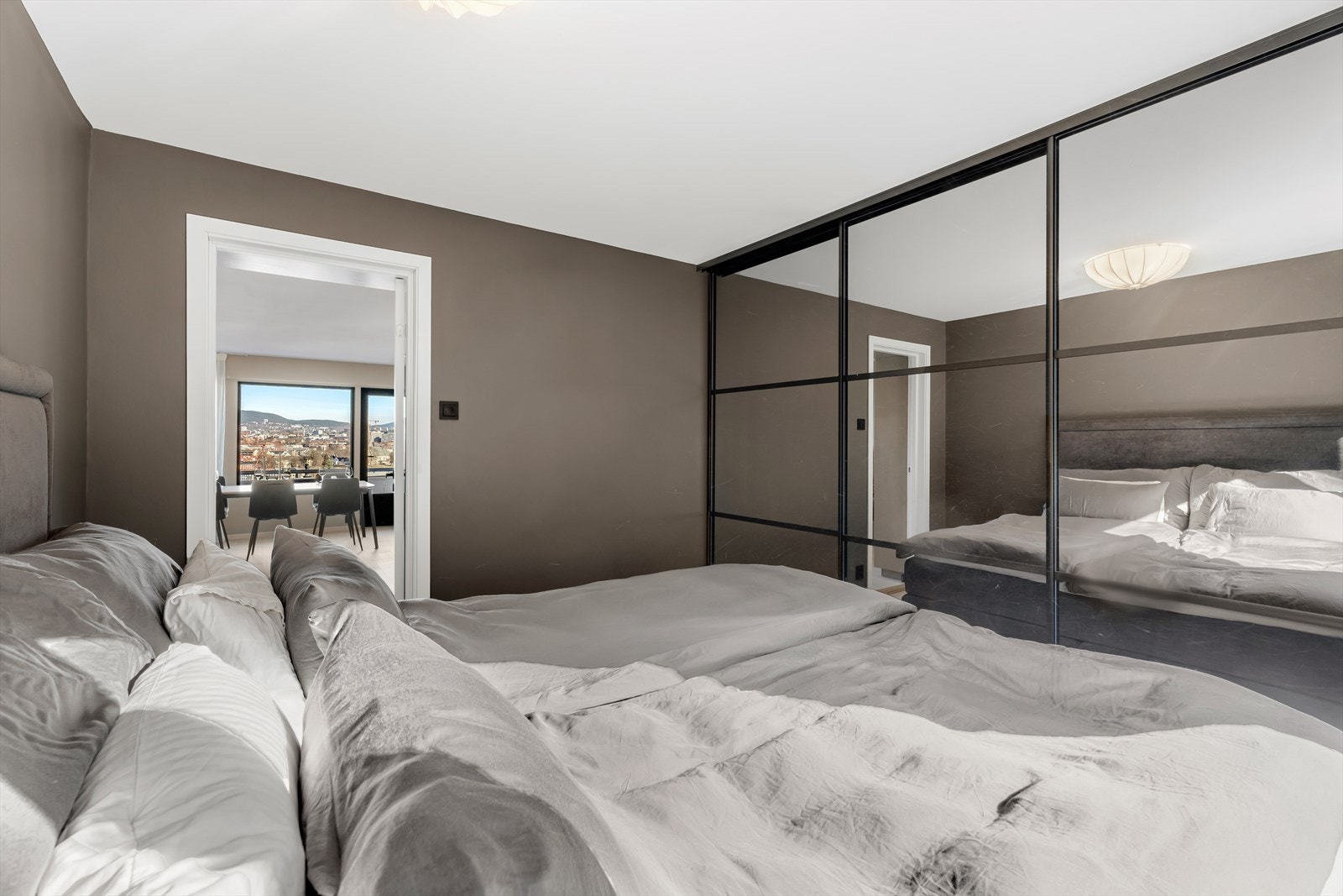 Romslig hovedsoverom med god plass til dobbeltseng, nattbord og garderobeskap. Galleribilde