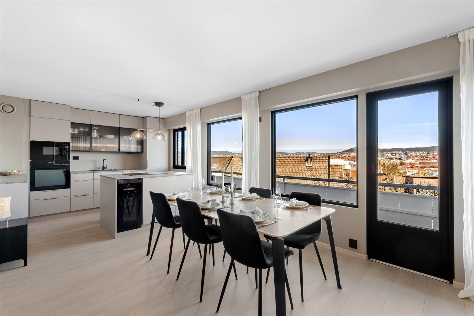 Store vindusflater slipper inn rikelig med naturlig lys og skaper en lys og luftig atmosfære. Galleribilde