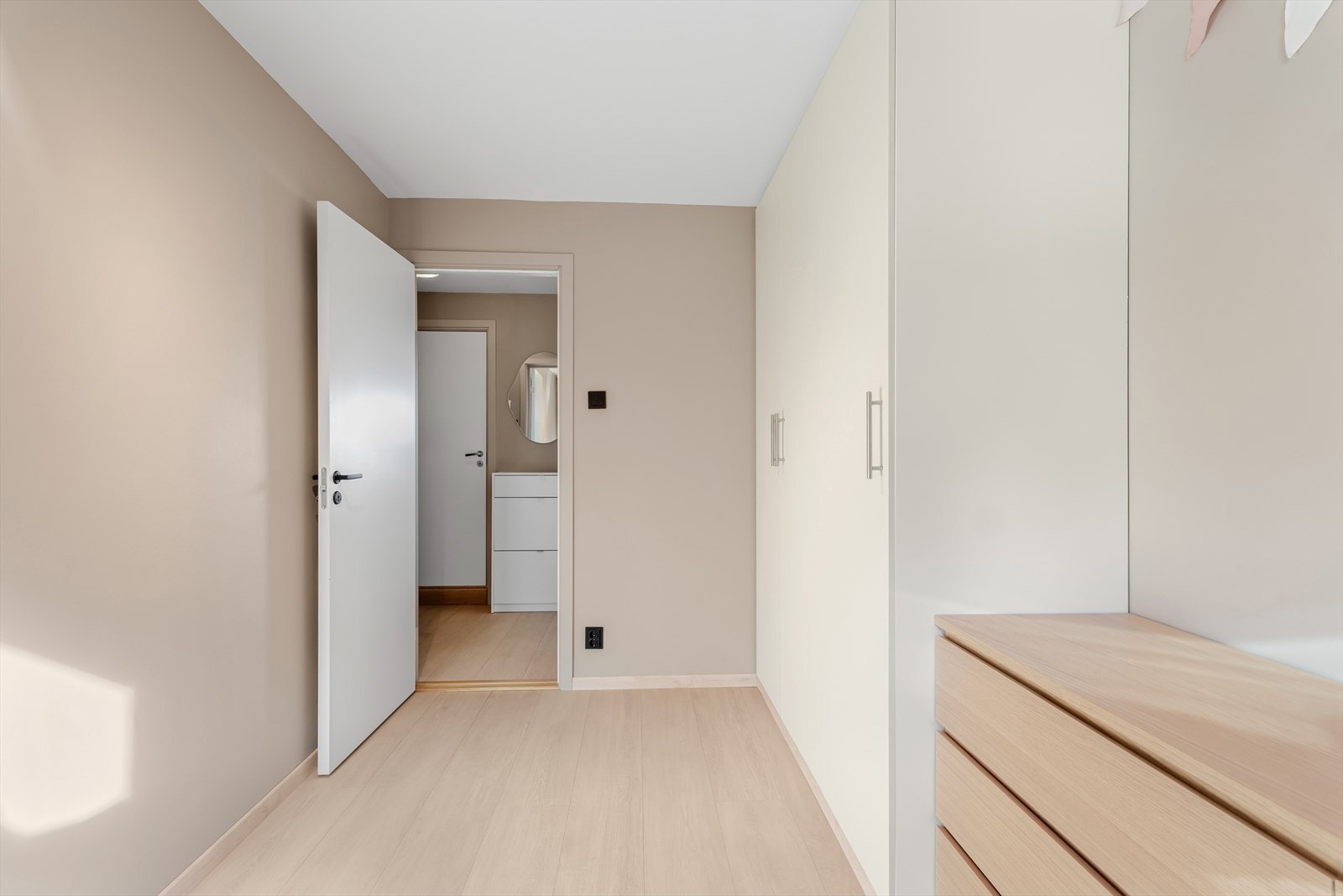 Lunt og romslig soverom II med god plass til dobbeltseng og stort garderobeskap. Galleribilde