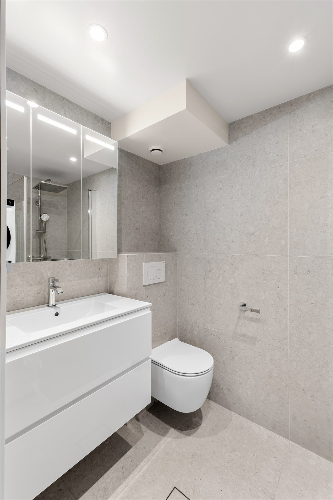 Meget pent flislagt bad fra 2024 med dokumentasjon. Badet har tidløse fliser med elektrisk gulvvarme, regnfallsdusj og vegghengt klosett. Galleribilde