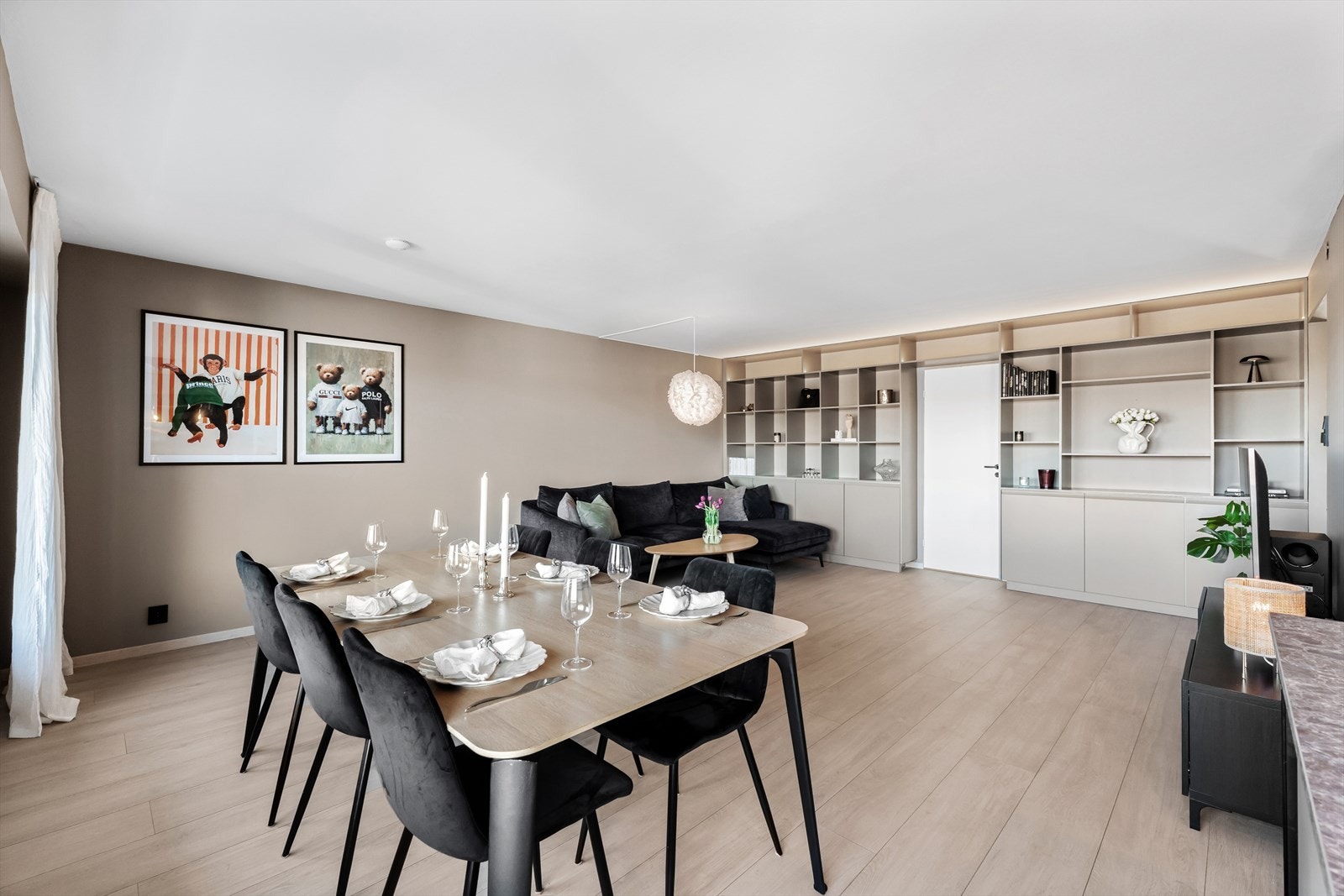 Varmtvann og bredbånd/kabel-TV er inkludert i felleskostnader. Varmefolie lagt i entré, stue og kjøkken. Plassbygd bokhylle i stue. Galleribilde