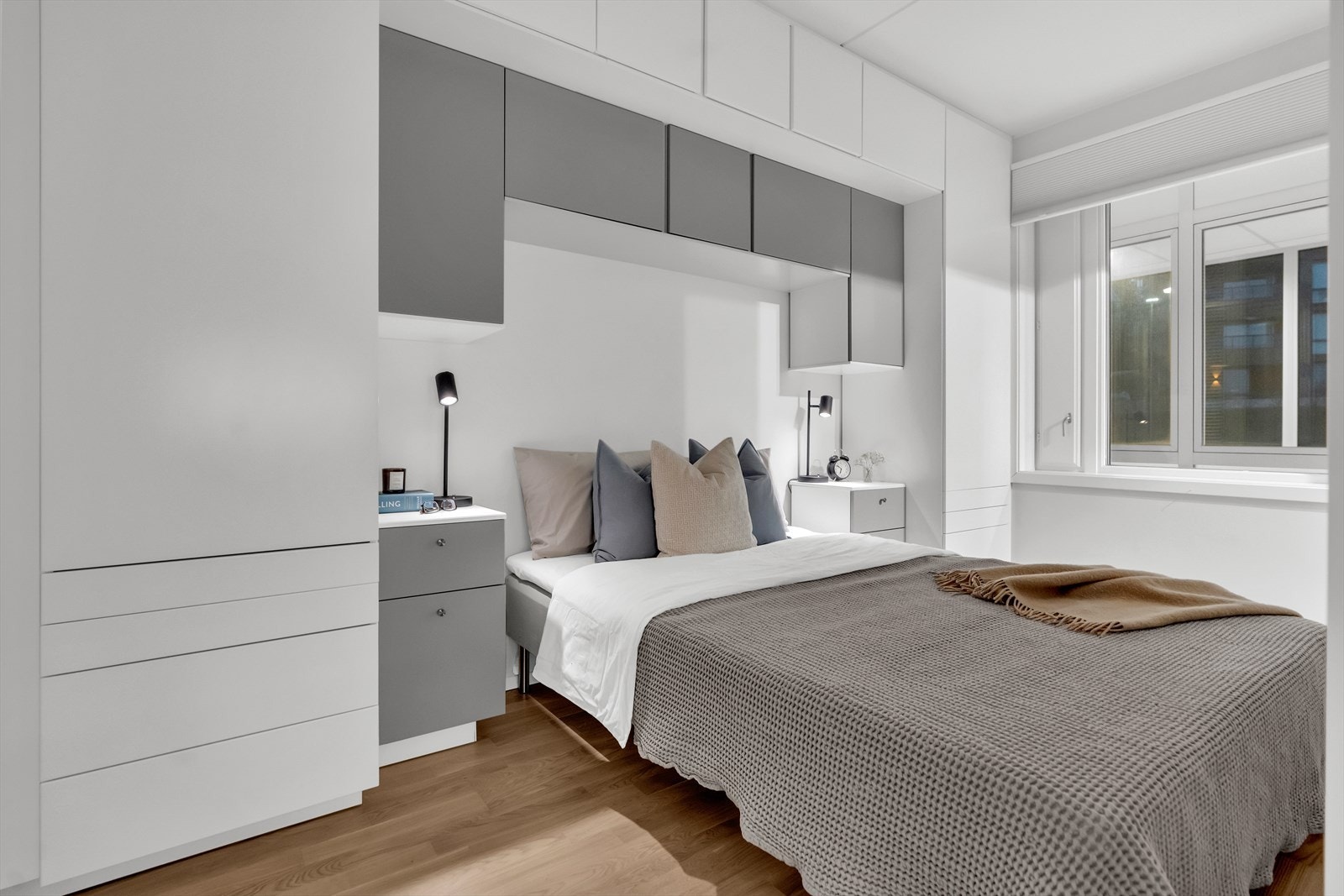 Praktiske plassbygde skap. Galleribilde