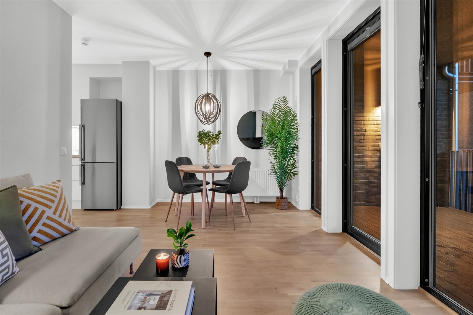 Fjernvarme, varmtvann, tv og internett er inkludert i de månedlige felleskostnadene. Galleribilde