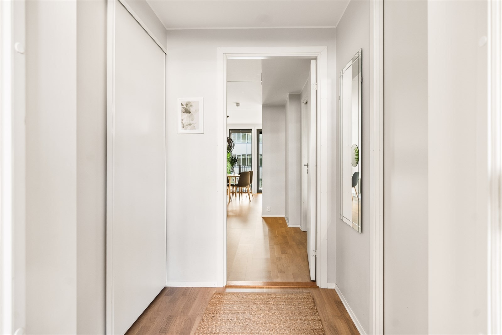 Entré med skyvedørsgarderobe. Galleribilde