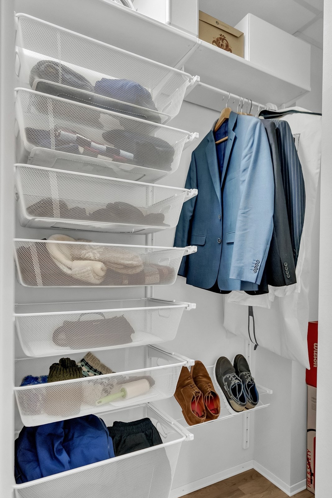 Skyvedørsgarderoben er ekstra romslig. I tillegg er det en kjellerbod på ca. 6 kvm. Galleribilde