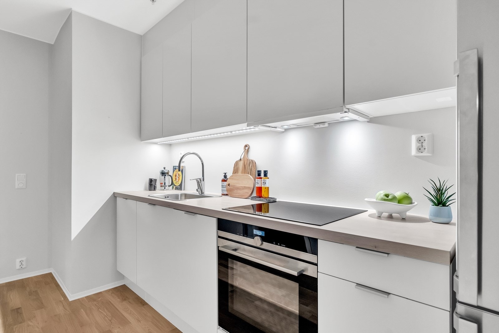 Hvitevarene er integrerte og består av induksjonstopp, stekeovn og oppvaskmaskin. Galleribilde