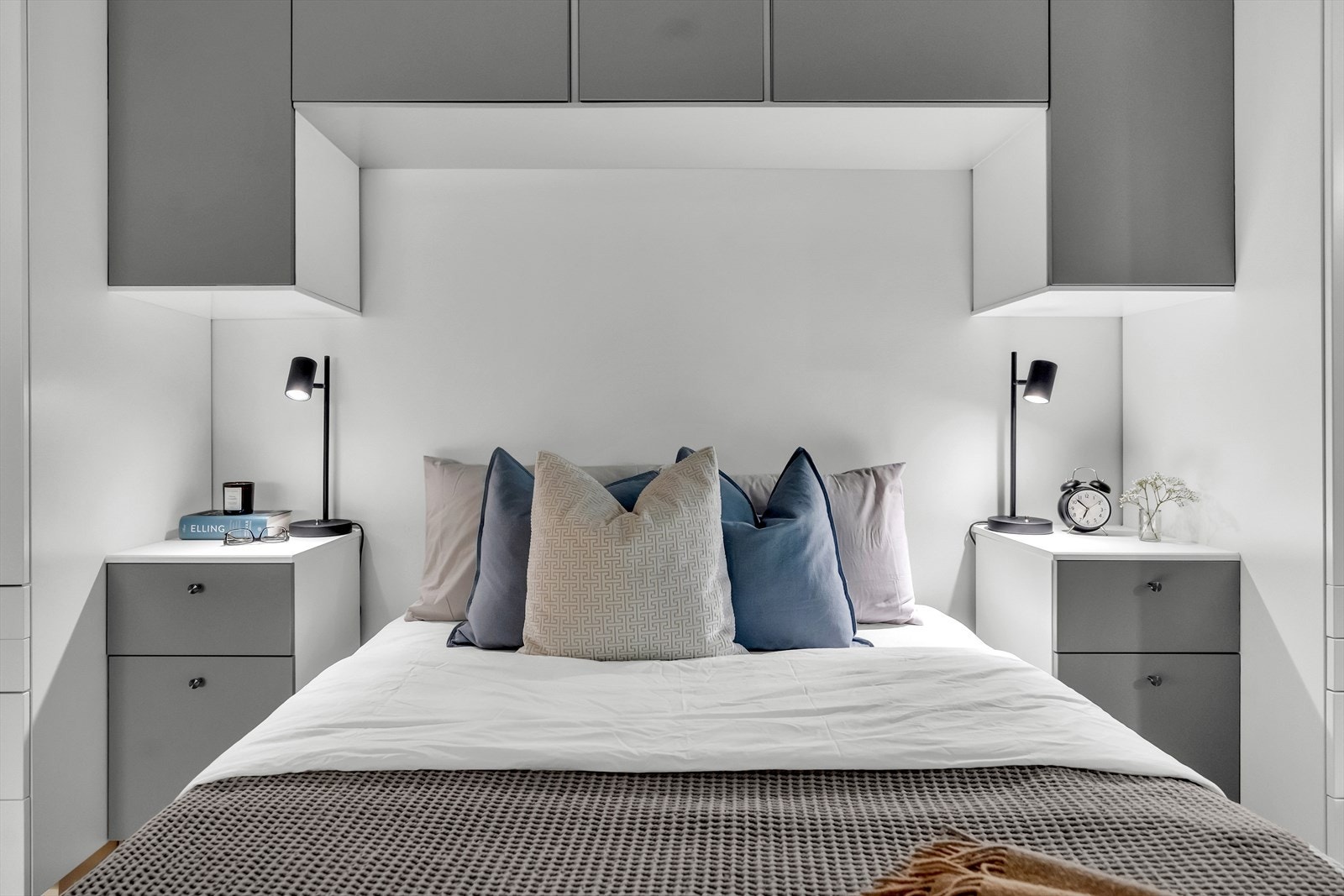 Soverommet har god størrelse og praktiske plassbygde skap. Galleribilde