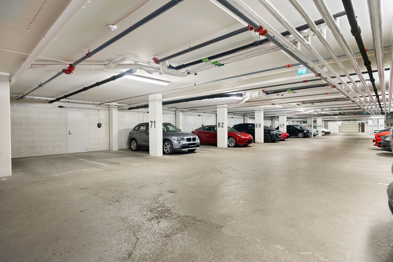 Eier leier idag parkeringsplass med lader i garasjeanlegget. Galleribilde