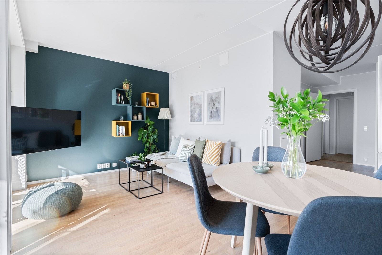 Det er god plass til å møblere med sofa og tilhørende møblement. Galleribilde