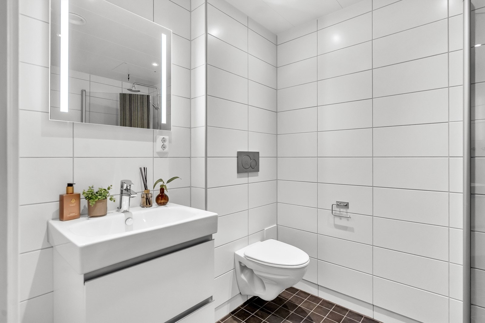 Badet er delikat innredet med tidsriktige fliser, downlights i himling og gulvvarme. Galleribilde