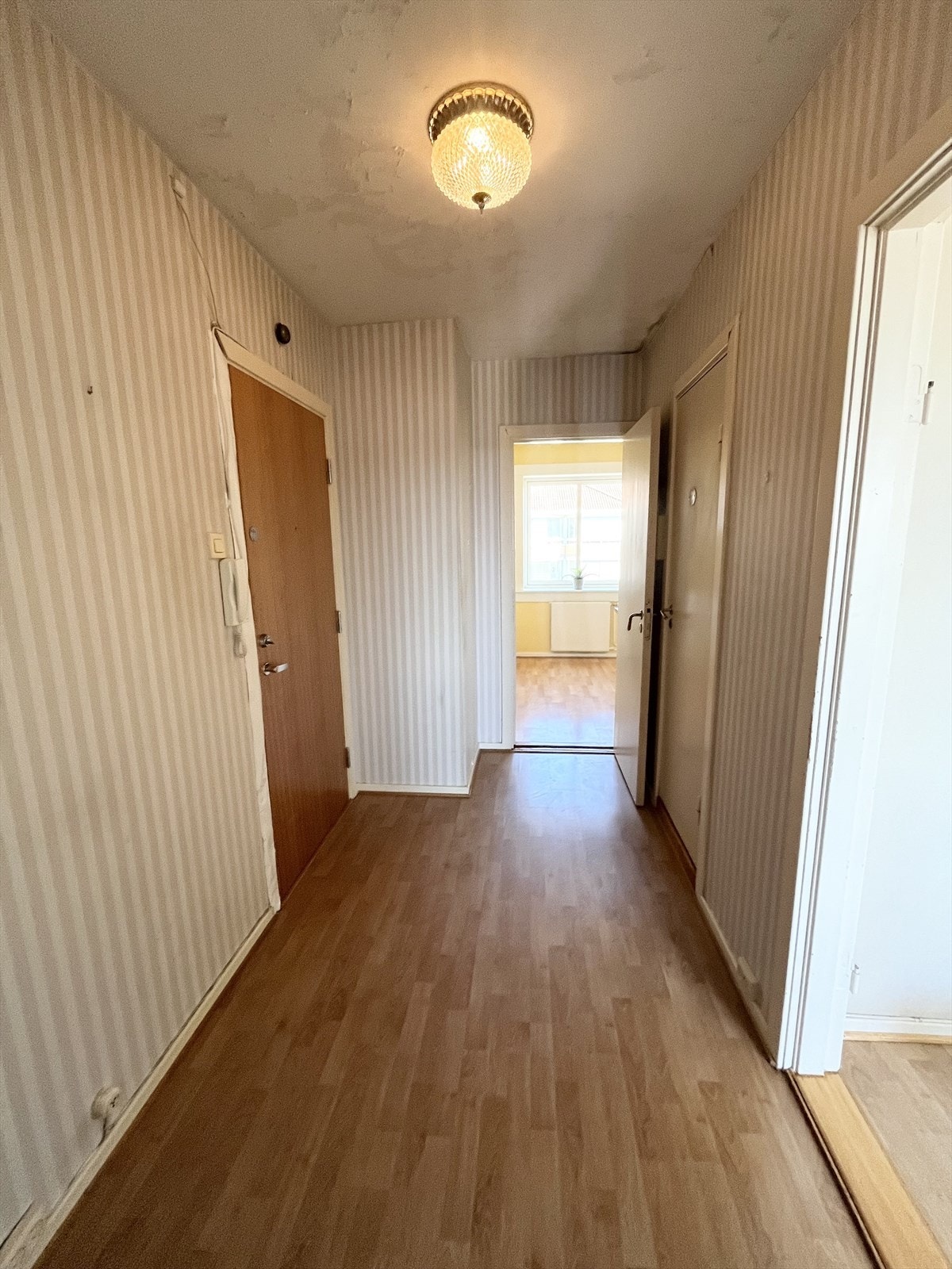 Lys entré med plass til skoskap og knaggrekker i tillegg til garderobeskap. Både inngangsdøren og ruten som er sprukket (i henhold til tilstandsrapporten) blir byttet av selger. Galleribilde