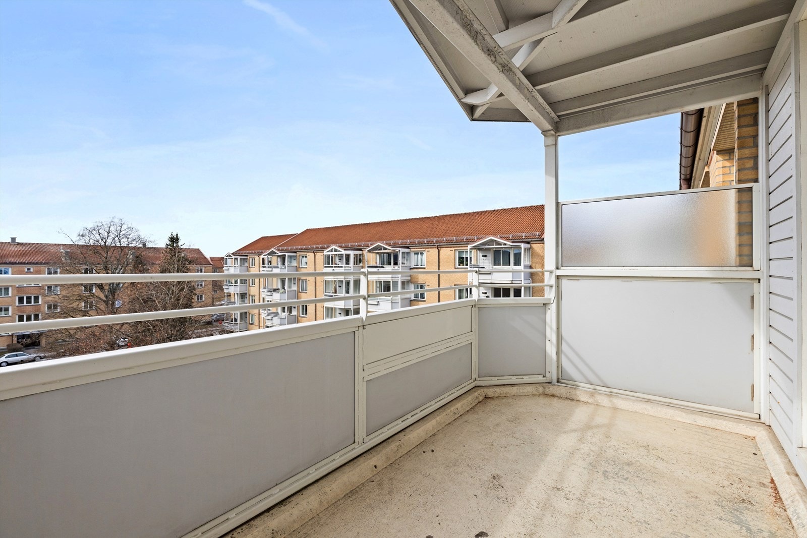 Balkongen oppleves som skjermet med levegg mot naboer. Galleribilde