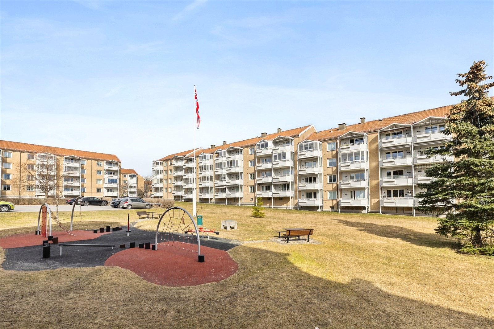 Borettslagstomten er meget pent stelt med grøntområder mellom og rundt blokkene. Lett tilgjengelig lekeplass og sittegrupper i borettslaget. Galleribilde
