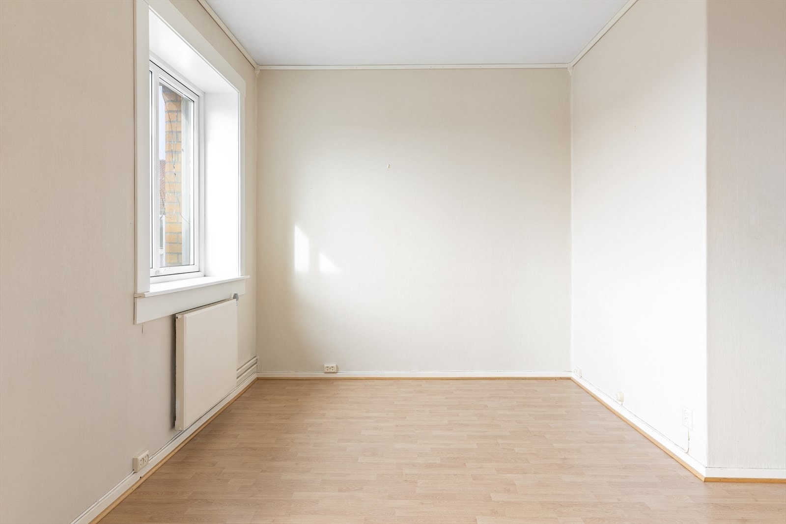 Stuen er helt åpen i vinkelform, men det kan settes opp en vegg for å skape et ekstra rom. Galleribilde