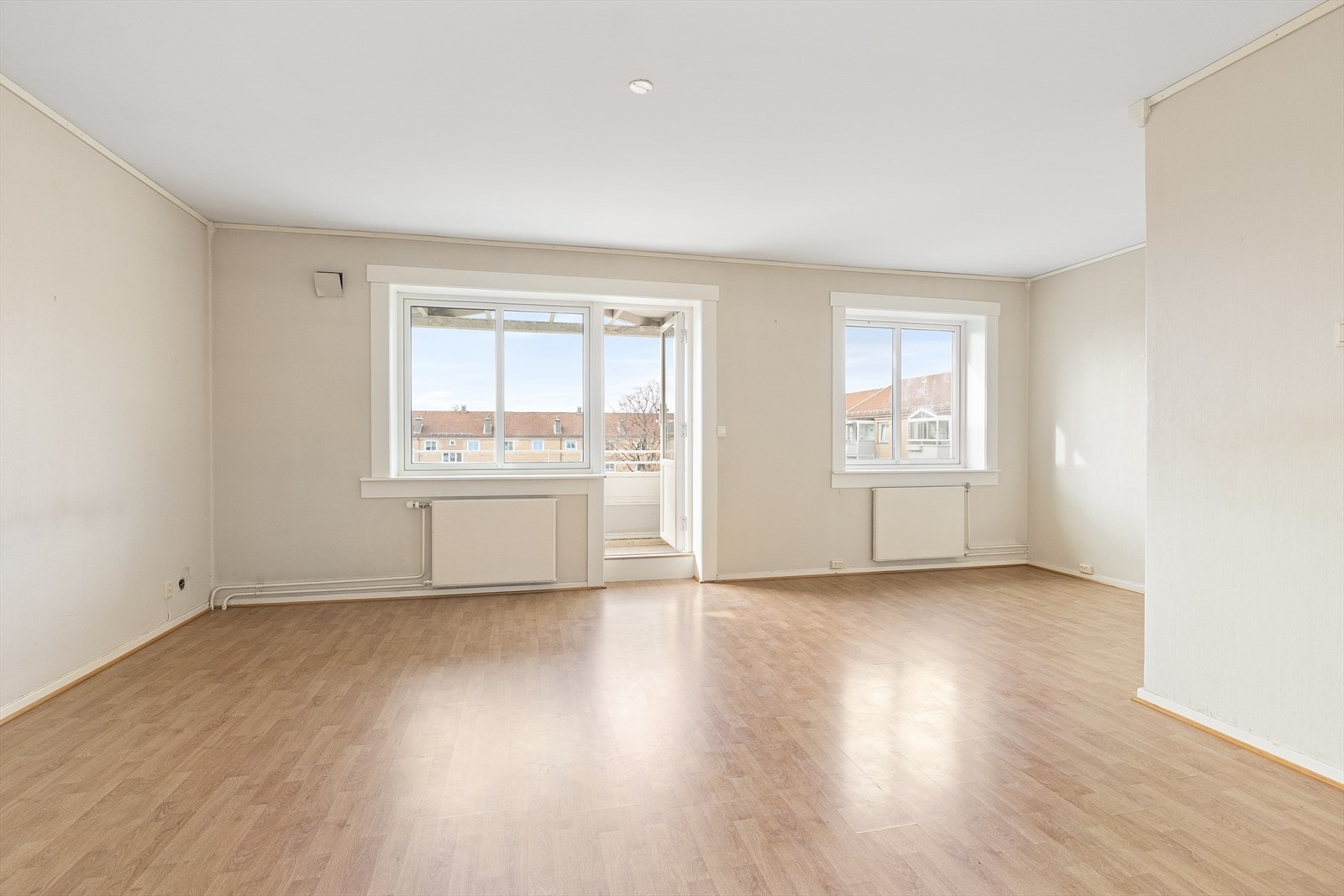 Boligens oppholdsrom er av god størrelse og har flotte lysforhold fra stuens store vinudsflater med lysinnslipp. Galleribilde