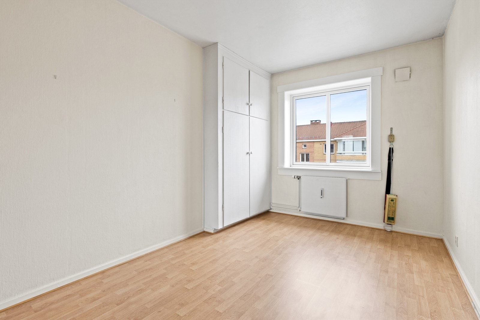 Det er plassbygd garderobeskap for oppbevaring. Galleribilde