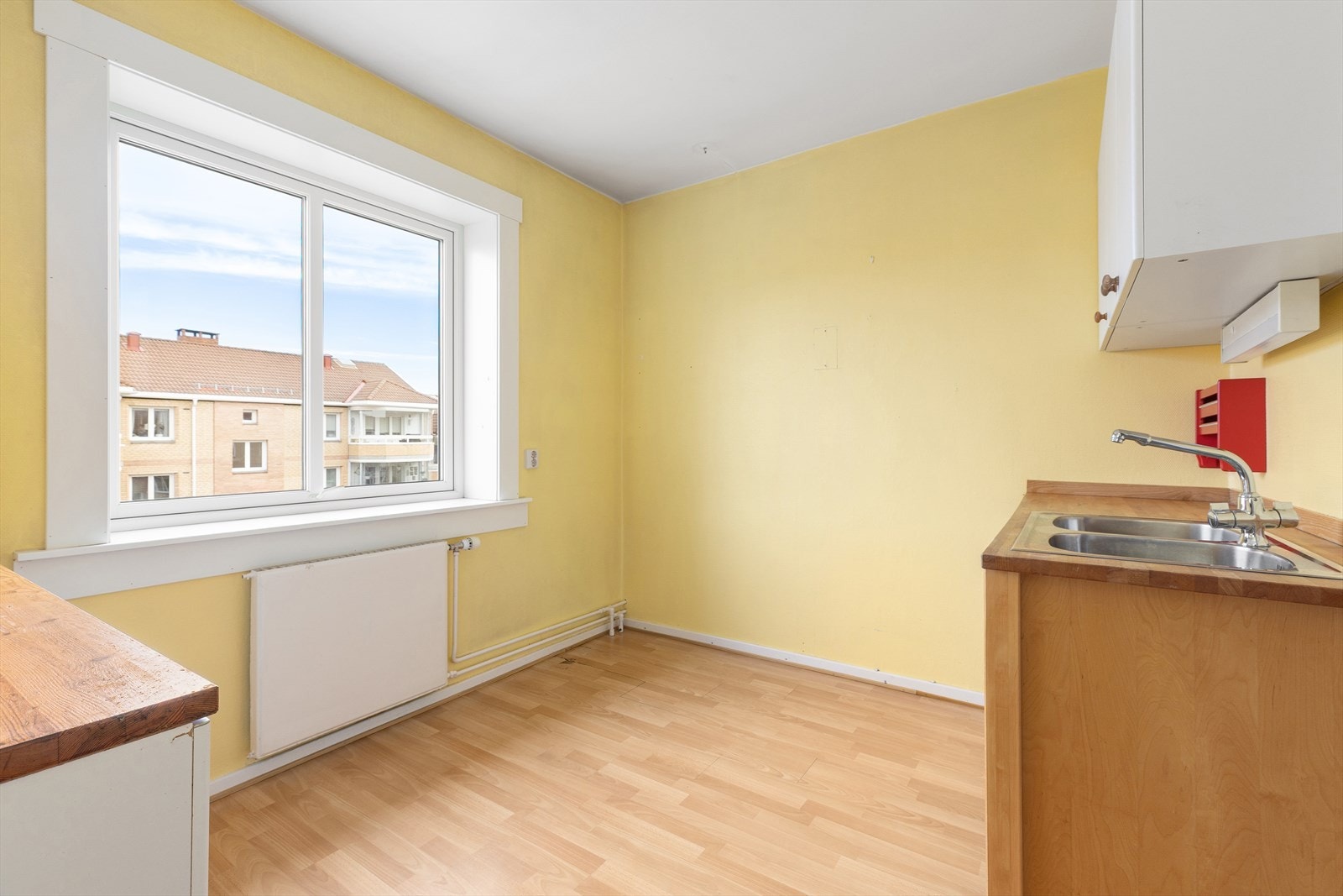 Det er godt med skap- og benkplass på kjøkkenet. Lys under overskap. Nisjer for frittstående hvitevarer. Galleribilde