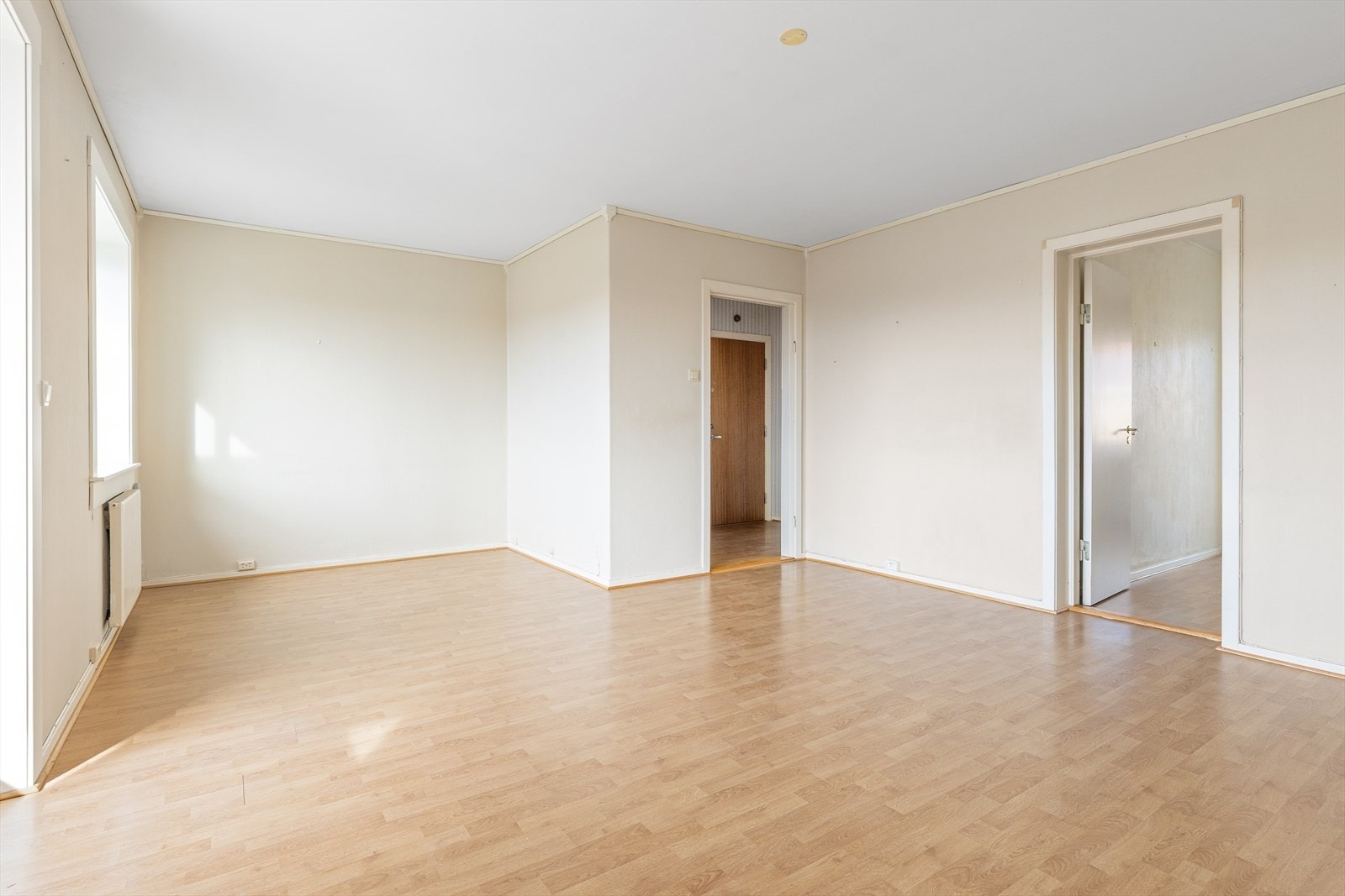 Planløsningen gir deg rikelig med plass til å dele opp i naturlige soner med stor spisestue samt sofa- og mediehjørne av ønsket størrelse. Galleribilde