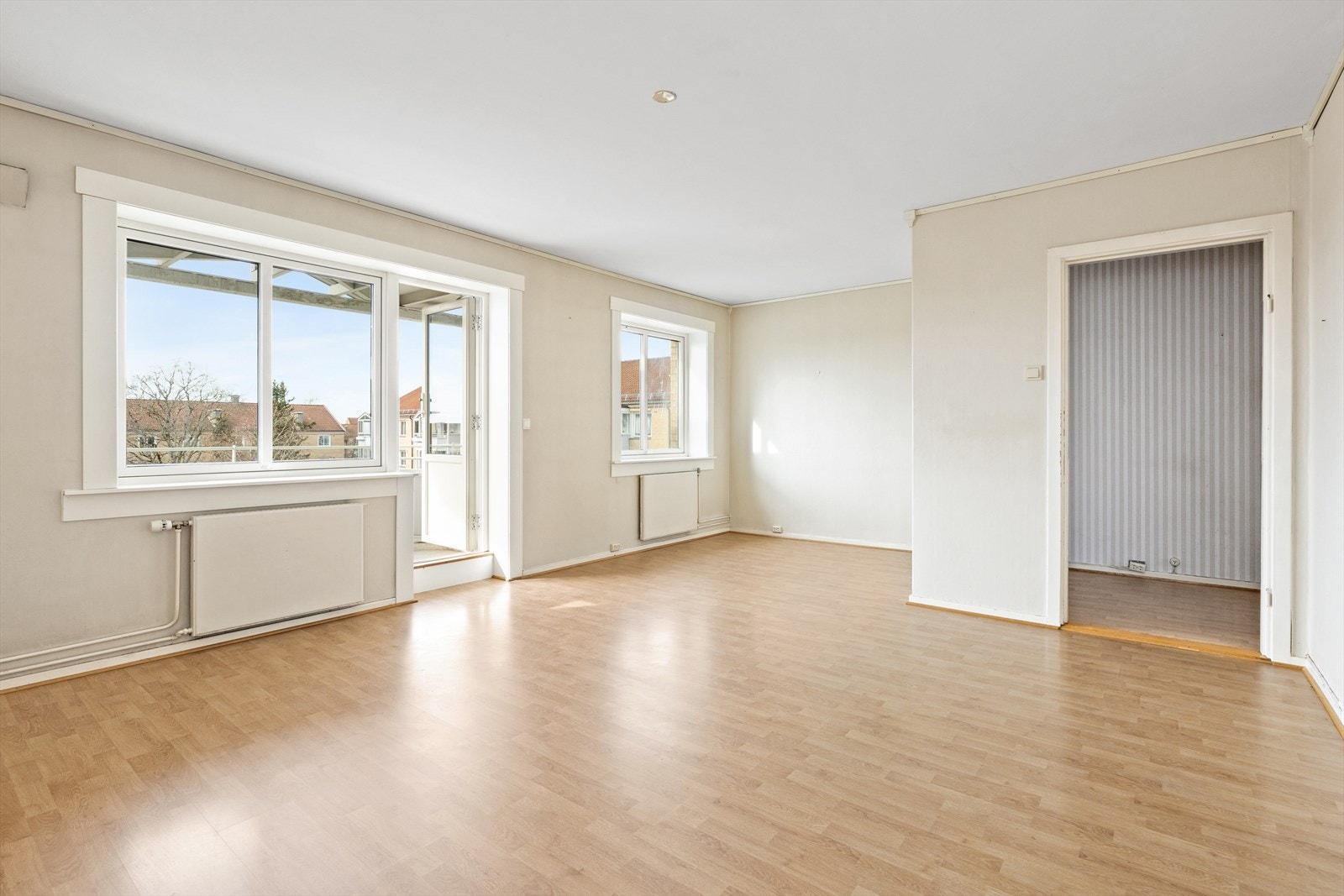 Stuen har laminatgulv og ellers lyse malte overflater. Galleribilde