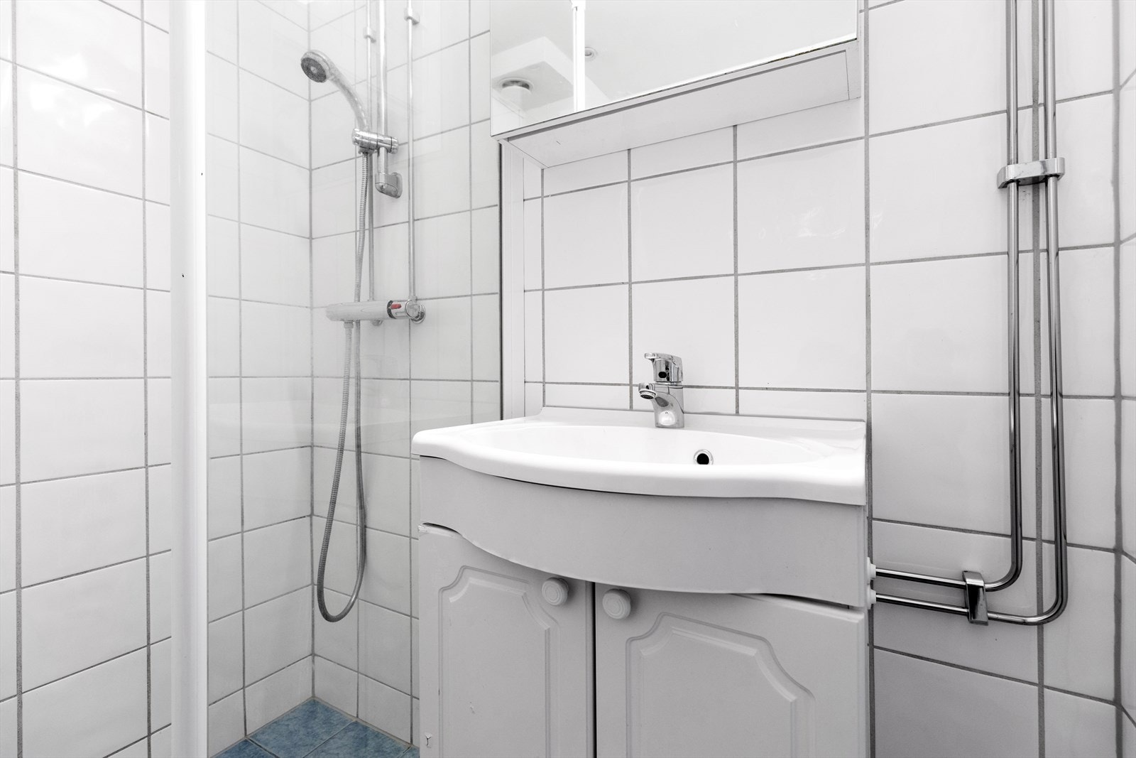 Flislagt bad fra ca. 2005 med downlights i tak og gulvarme. Badet ble pusset opp i regi av borettslaget. Galleribilde