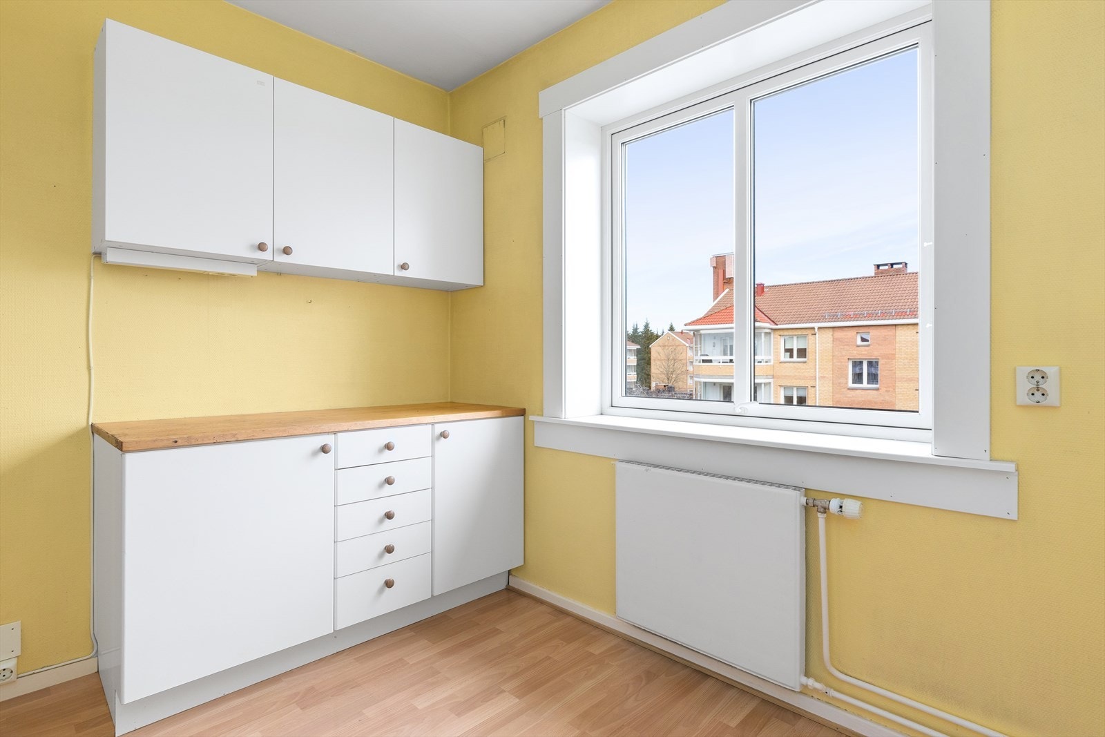 Kjøkkeninnredningen har slette fronter på over- og underskap, samt heltre benkeplate med oppvaskkum. Galleribilde