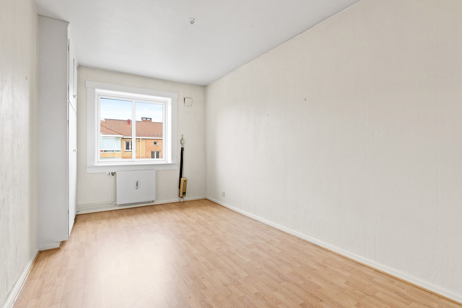 Soverommet er romslig og har en fin utforming. Her har du plass til dobbeltseng, nattbord og skrivepult om du vil. Galleribilde