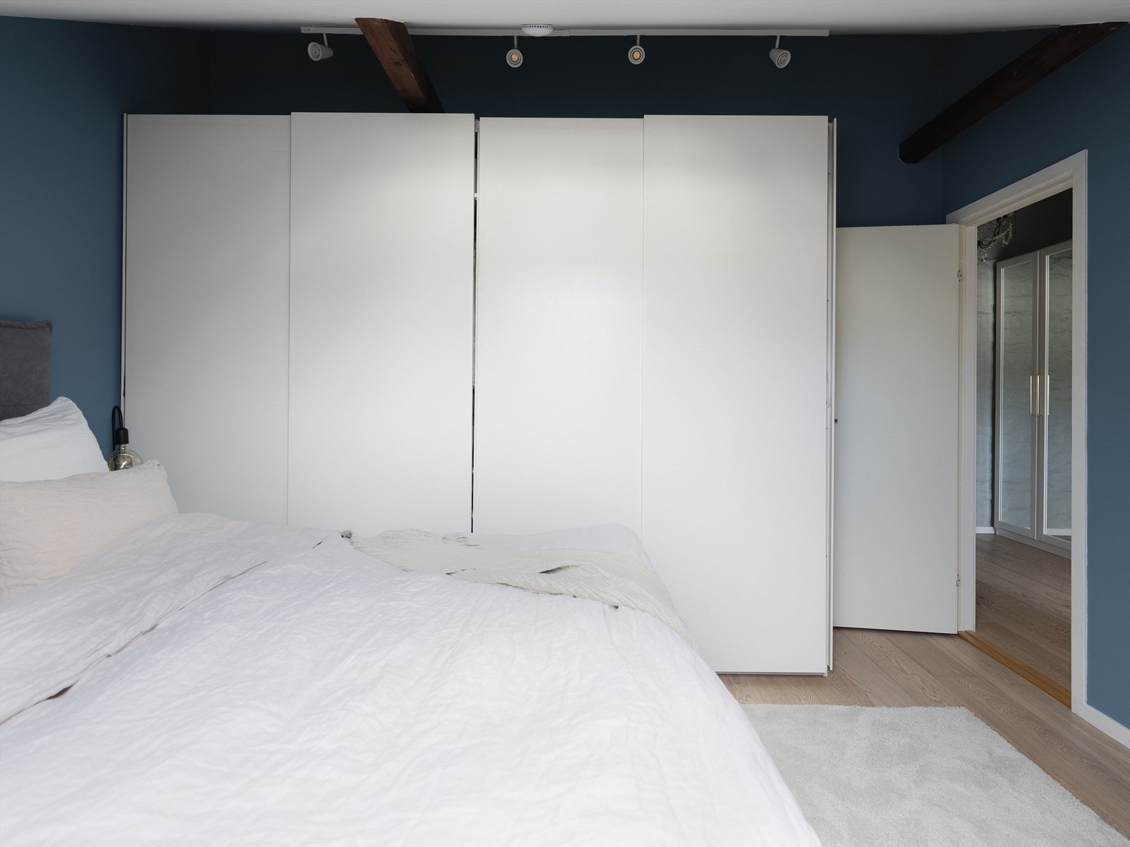 Det er god plass til stort garderobeskap. Galleribilde