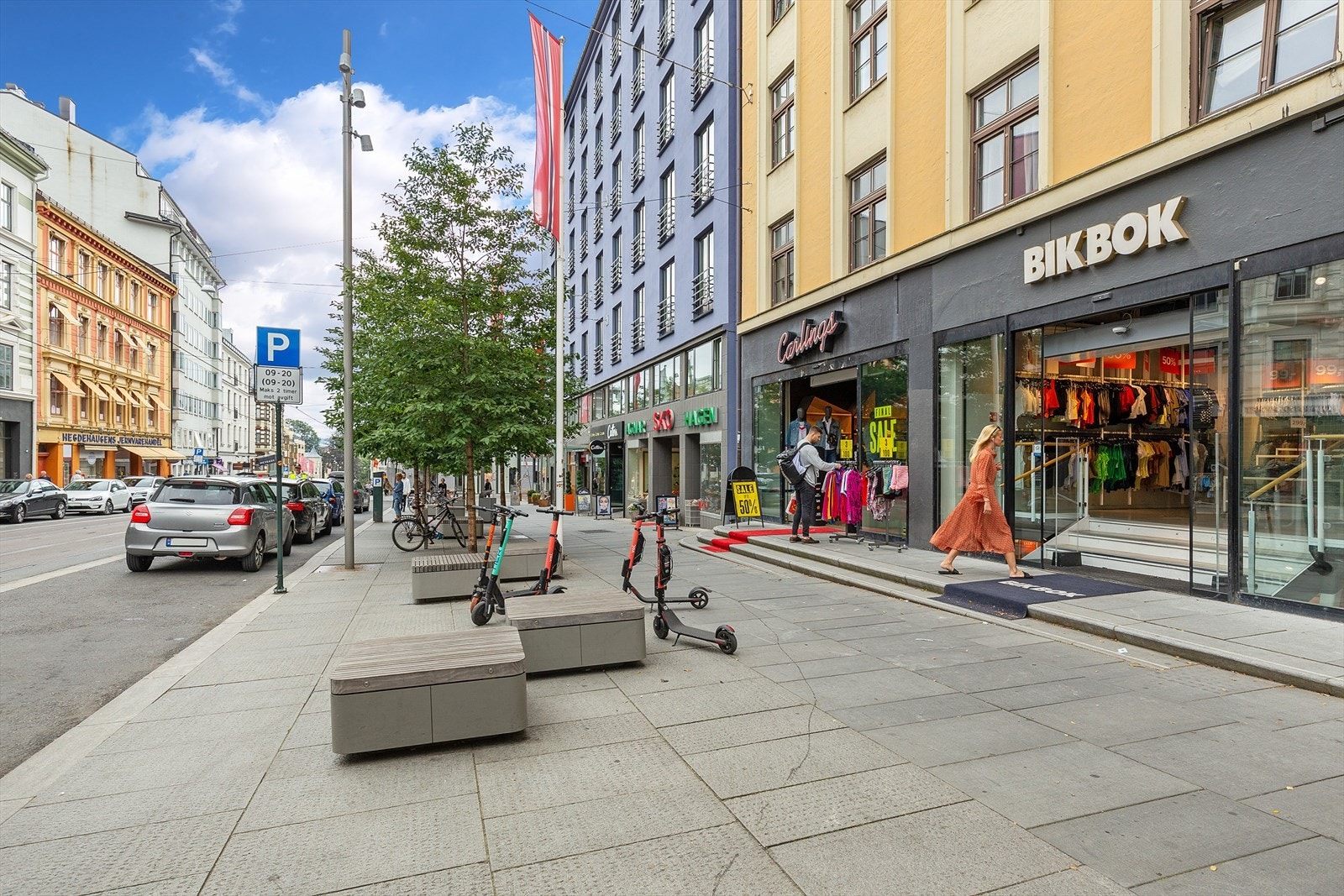 Bogstadveien ligger rett nedenfor leiligheten med det meste av butikker og cafèer. Galleribilde