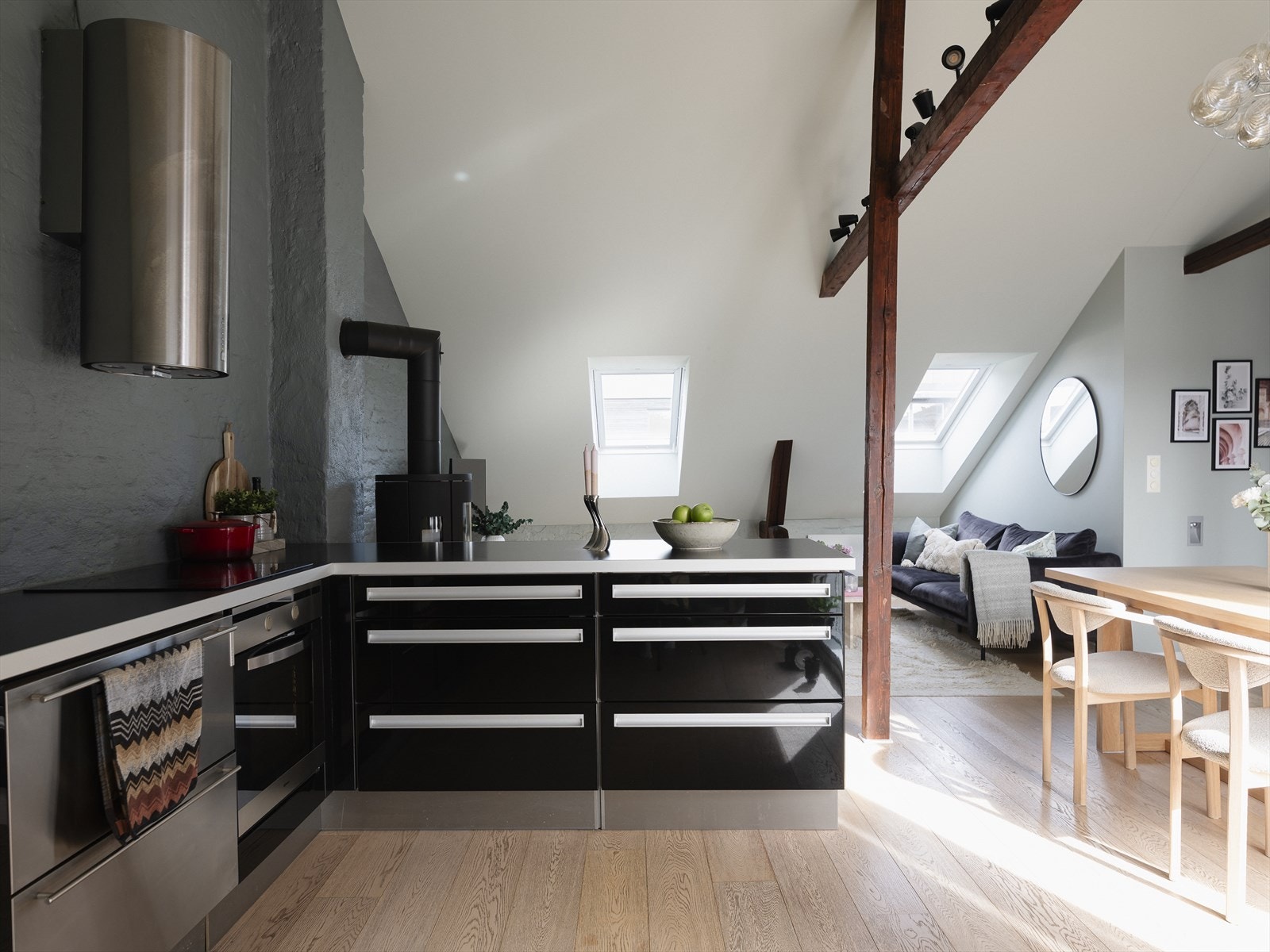 Lekkert designkjøkken som ligger i åpen løsning mot stuen. Galleribilde