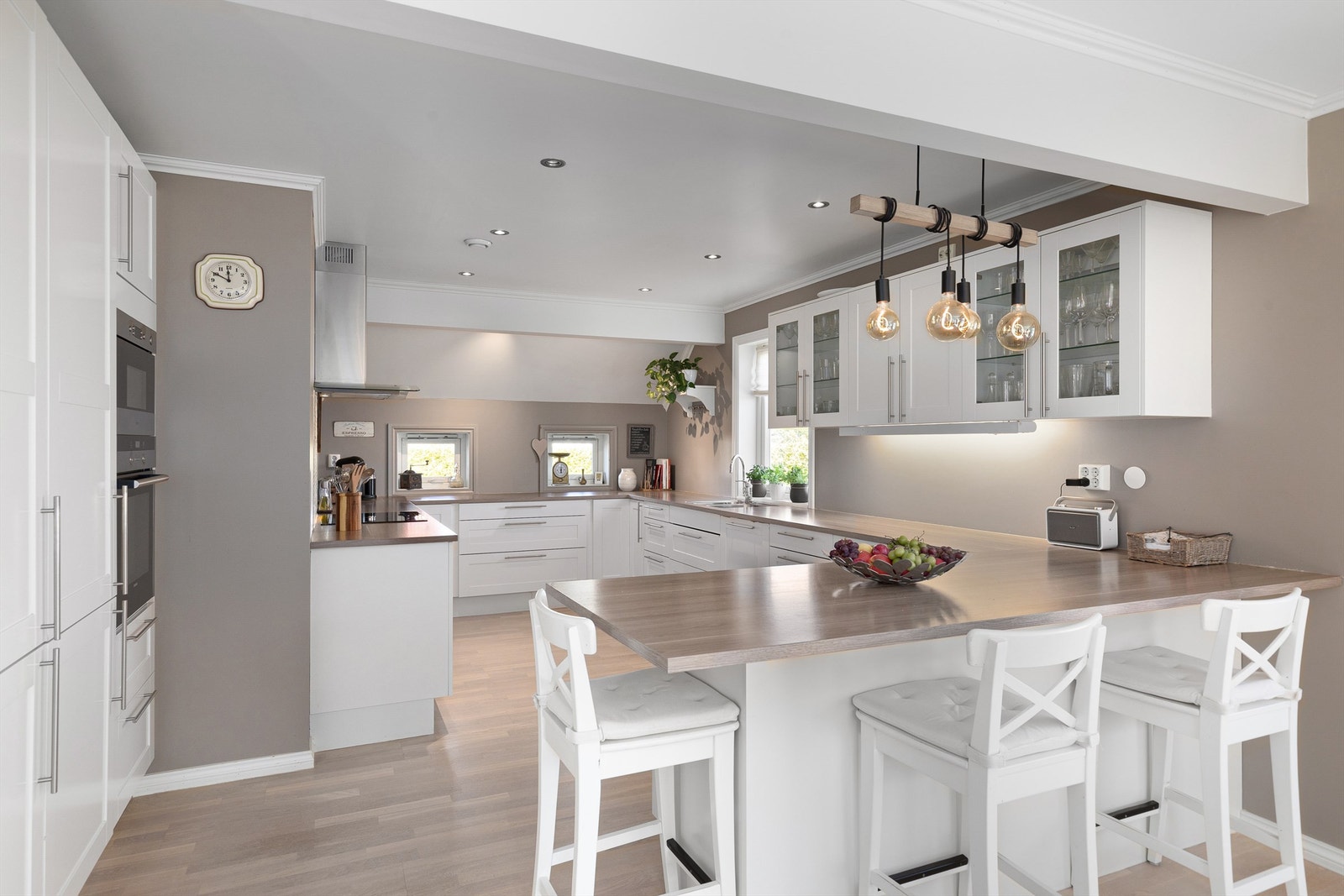 God utstyrt og pent kjøkken Galleribilde