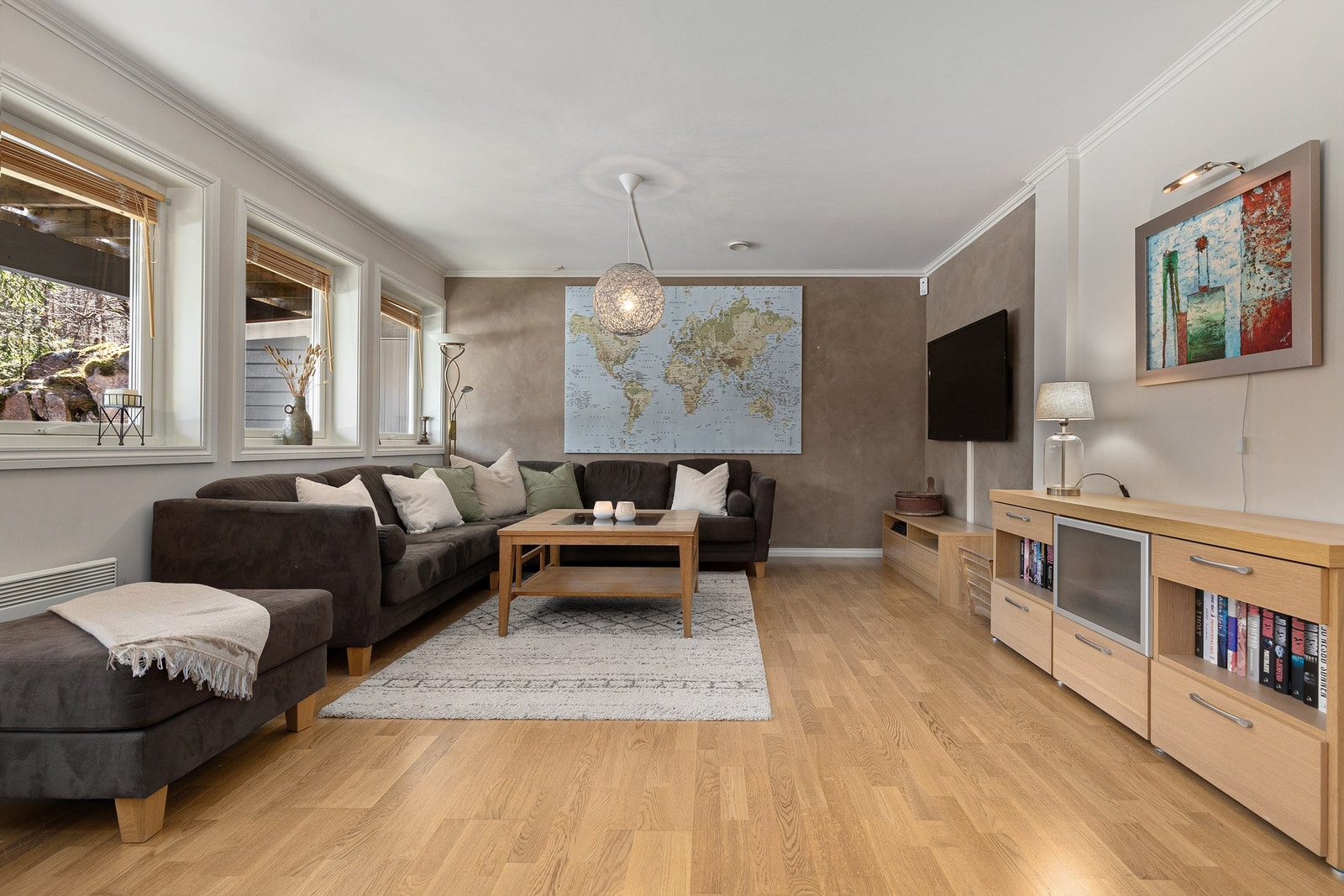 En romslig og flott stue i u.etg Galleribilde