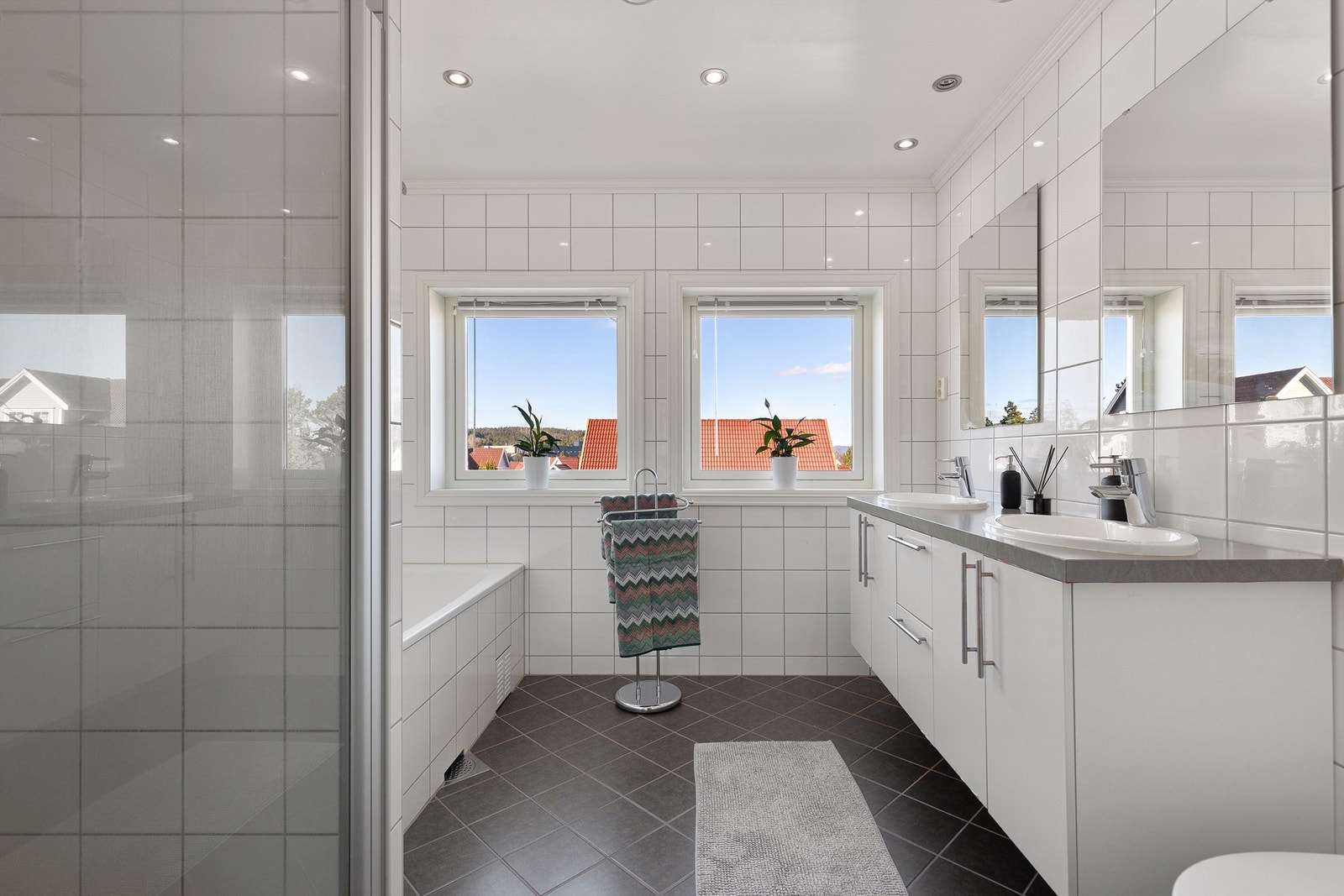 Badet i 2.etg har både badekar og dusj samt dobbel vask Galleribilde