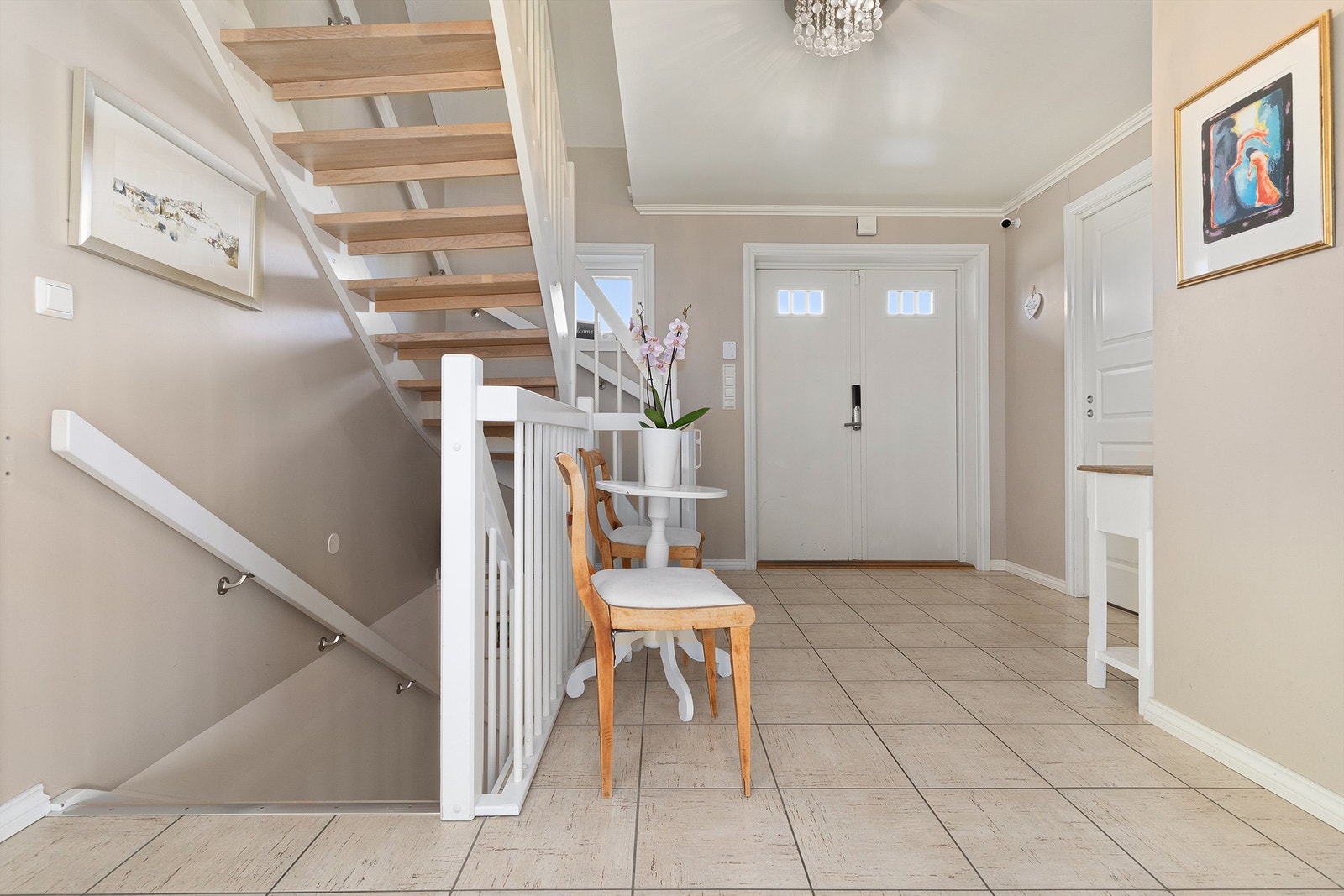 Flislagt hall med gulvvarme i 1.etg Galleribilde