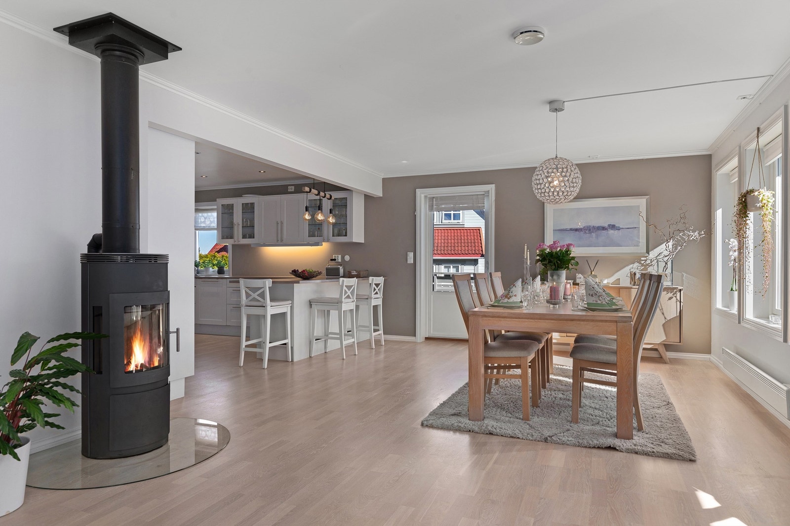 Peisovn er godt å ha på kalde vinterdager - God plass til et stort spisebord Galleribilde