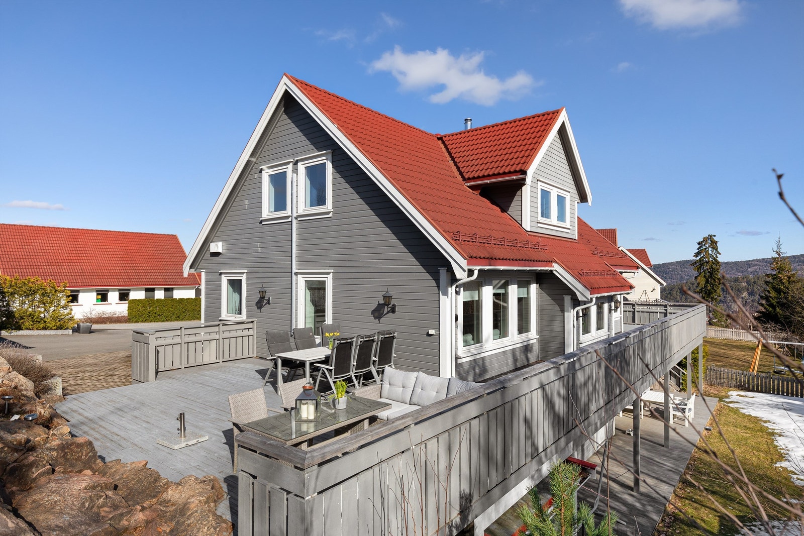 Flott terrasse rundt store deler av huset Galleribilde