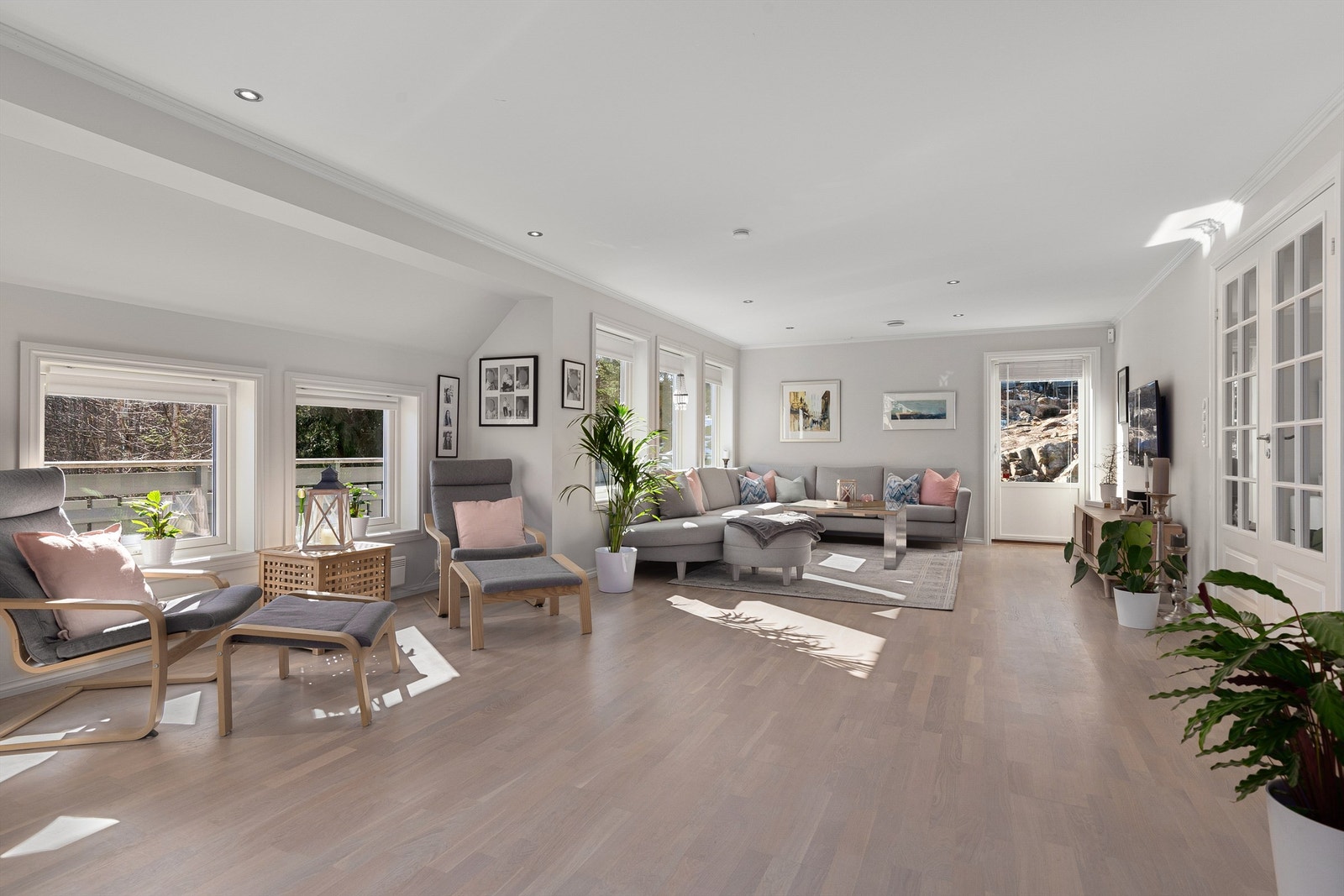 Stor stue med plass til flere sittegrupper Galleribilde