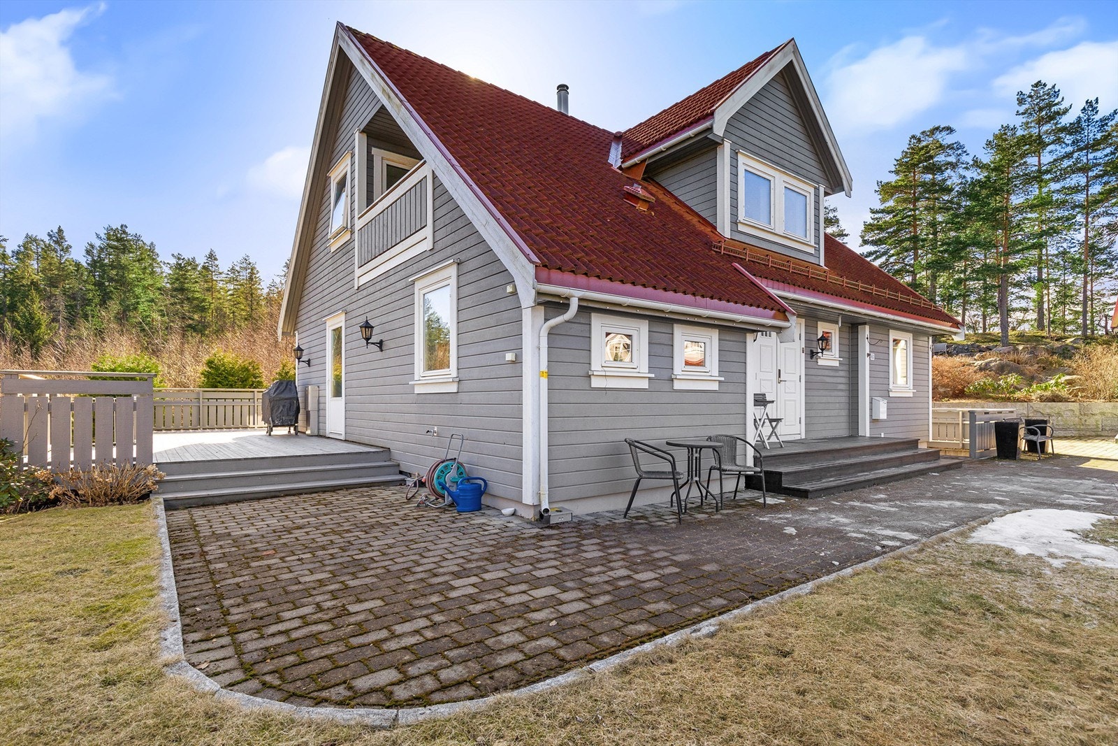 Stor terrasse rundt boligen - Her kan man flytte seg etter solen Galleribilde