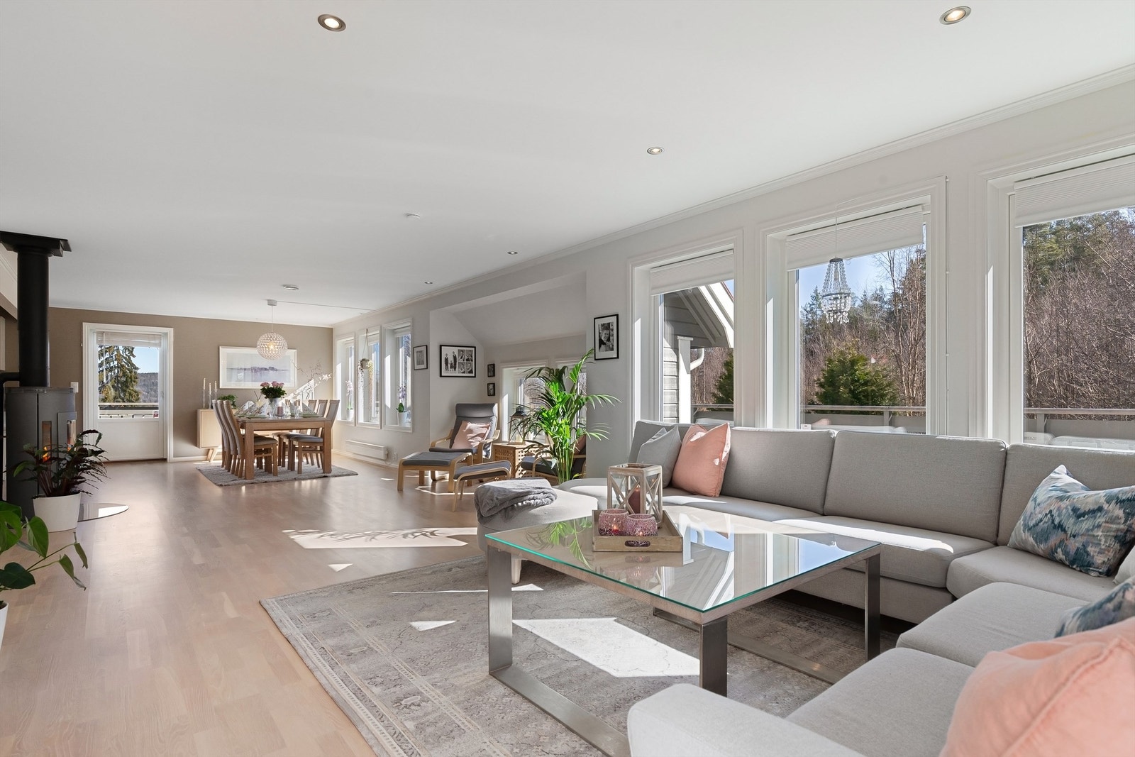 Åpen løsning mellom stue og spisestue Galleribilde