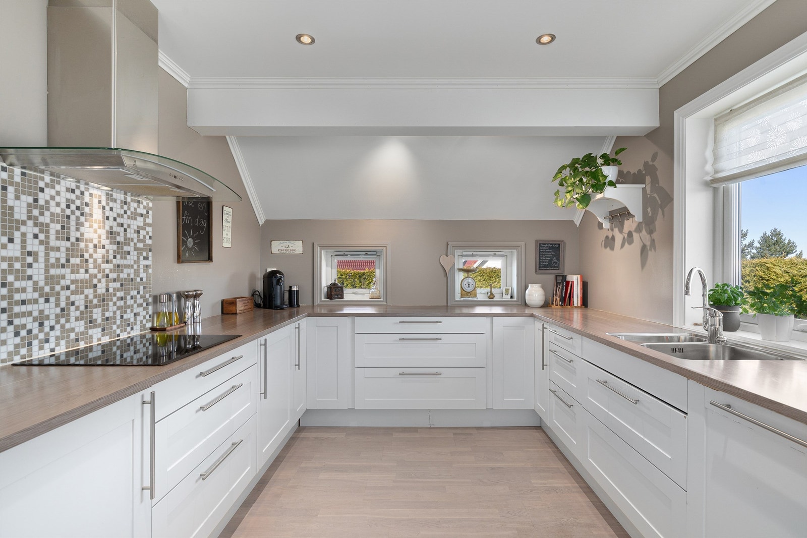 Pent kjøkken med integrerte hvitevarer Galleribilde