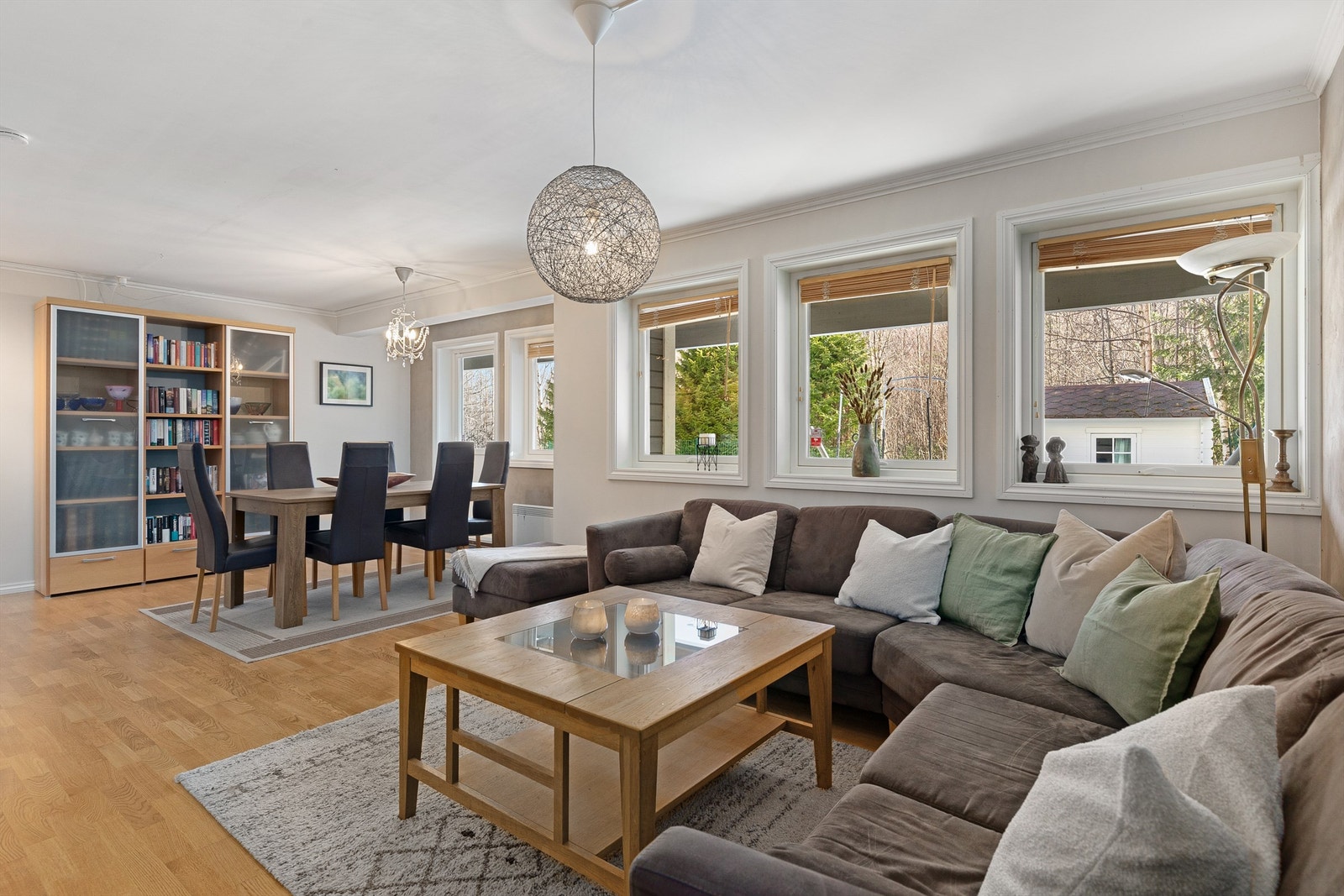 Stor lys og flott stue i u.etg Galleribilde